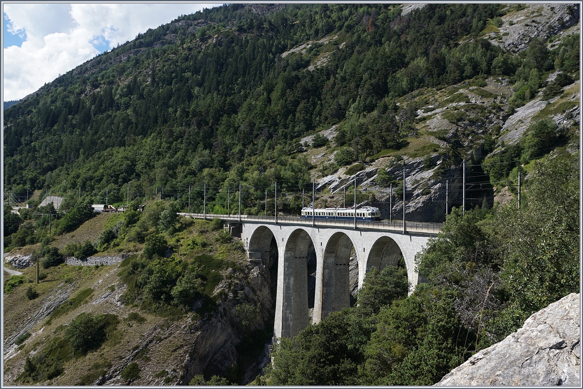 Der historische BCFe 4/6 736 auf dem Luogelkin Viadukt bei Hohtenn (BLS Südrampe).
14. Aug. 2016