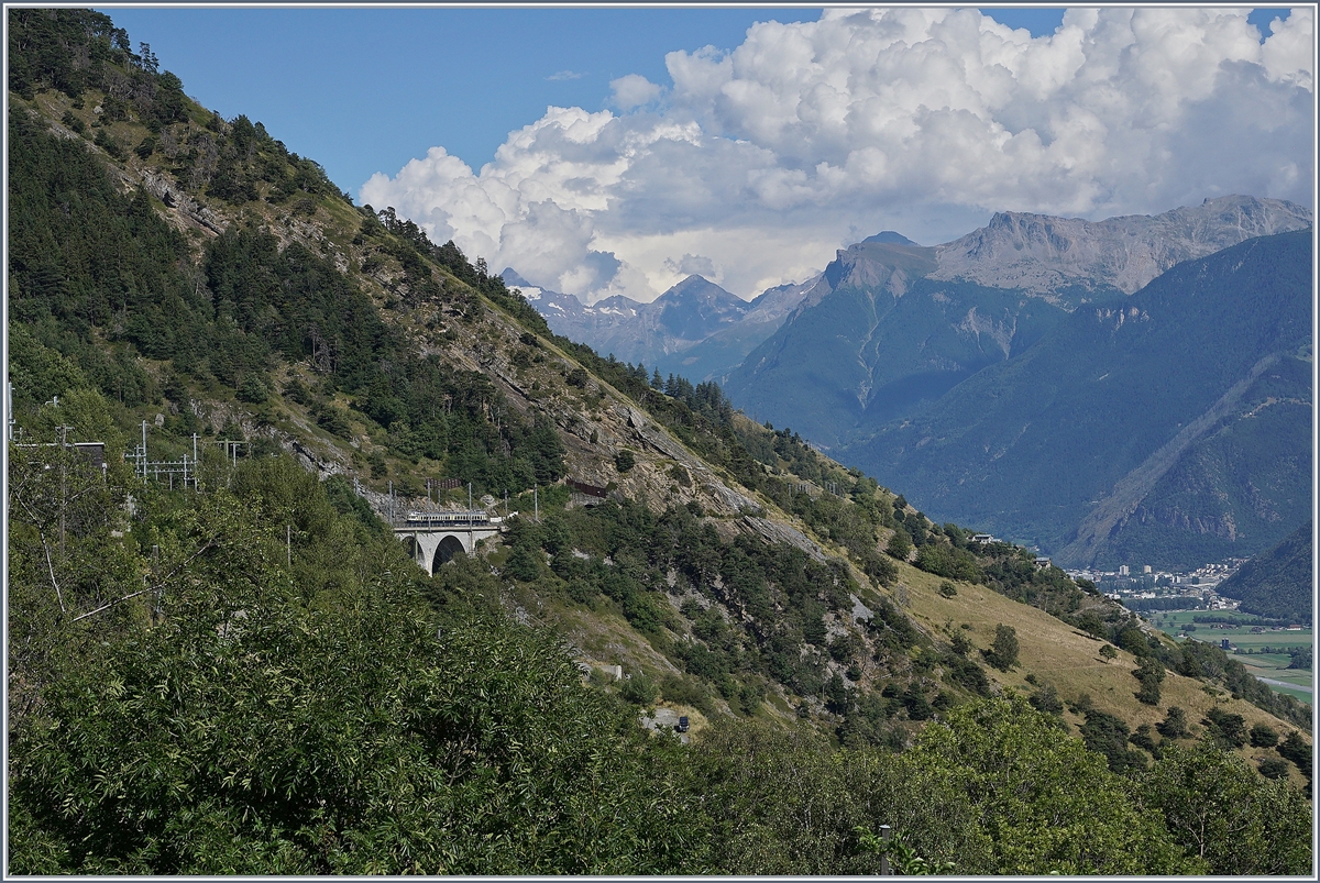 Der historische BLS BCFe 4/6 auf dem Luegelkinn Viadukt kurz vor Hohtenn.
14. Aug. 2016