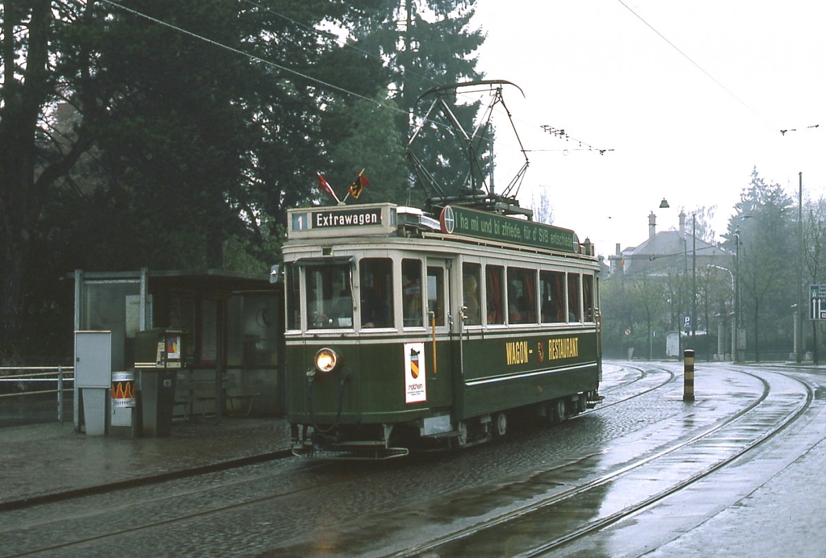 Der historische Triebwagen Ce 4/4 147 der Berner Straenbahn ist im Mai 1980 als Speisewagentram unterwegs