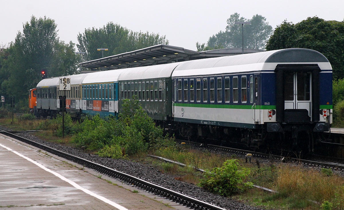 Der HKX in Husum am Bahnhof?? Nein, 335 143-4 rangierte einen wohl fertig zusammengestellten Wagenpark für den HKX in den Abstellbereich Husum-Nord. Husum 10.09.2013