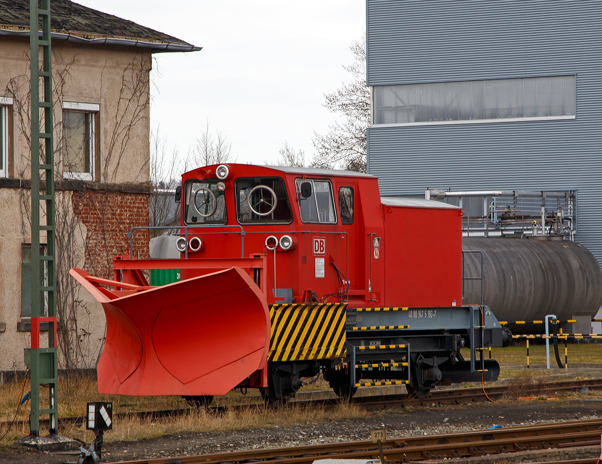 
Der in Hof stationierte Schneepflug der Bauart 851 der DB Netz AG, Schweres Nebenfahrzeug Nr. 40 80 947 5 192-7 ist an 27.03.2016 beim Hbf Hof abgestellt. 

Der Schneepflug vom Typ Beilhack PB 600 wurde 1973 von Martin Beilhack Maschinenfabrik und Hammerwerk GmbH in Rosenheim (heute zu Aebi Schmidt Holding AG) gebaut.  

Das 28 t schwere zweiachsige Gerät verfügt über einen sogenannten Innenpflug in Form eines festen Dreieckpfluges mit beidseitigem Auswurf. Die Schneepflüge haben keinen eigenen Antrieb und müssen immer von einer Lok geschoben werden. Die Räumfahrten können mit einer maximalen Geschwindigkeit von 50 km/h durchgeführt werden, die maximale Schleppgeschwindigkeit beträgt 80 km/h.
