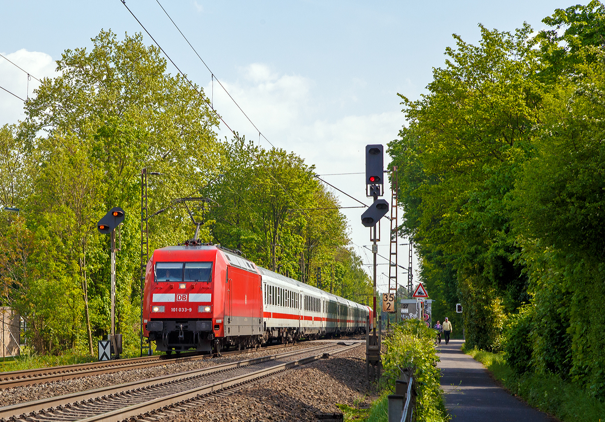 
Der IC 2004   Schwarzwald  (Konstanz - Koblenz - Köln - Emden Hbf) fährt am 30.04.2019, im Sandwich mit der Zuglok 101 033-9 und der Schublok 101 012-3 durch Bonn-Gronau (nähe dem Bf Bonn UN Campus) in Richtung Bonn Hbf.