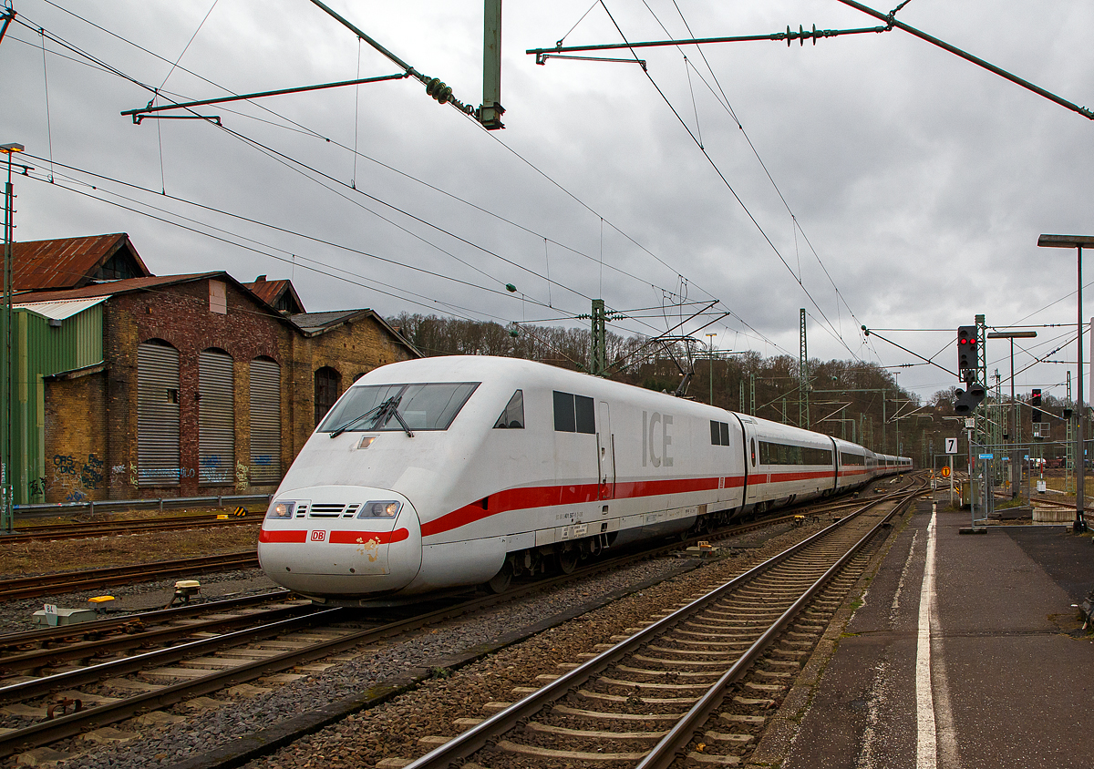 Der ICE 1 – Tz 187 „Mühldorf a. Inn“ fährt am 22.02.2022 in den Bahnhof Betzdorf (Sieg) ein. Schön wäre es, aber es war schon etwas anders:
Oft Alltag, auf der Siegstrecke was ganz Besonderes, so war ich angenehm Überrascht....
Der ICE 1 – Tz 187 „Mühldorf a. Inn“ (ex „Fulda“), geführt von dem Triebkopf 401 587-1 (93 80 5401 587- 1 D-DB) und am Zugschluss 401 087-2 (93 80 5401 087-2 D-DB), fährt am 22.02.2022 vermutlich auf Überführungsfahrt durch den Bahnhof Betzdorf (Sieg) in Richtung Siegen. Der Zug hatte vor Bahnhof zuvor kurz Hp 0, daher war die Geschwindigkeit hier gemächlich. Auffällig ist auch das der ICI 1 typische Buckel fehlt, so ist in diesen Zug kein Speisewagen (Bordrestaurant) eingereiht.  

Nochmals einen lieben Gruß an das Triebfahrzeugführer Personal.

Der Triebzug entgleiste am 29. November 2017 als ICE 75 (Hamburg-Altona - Frankfurt(Main) – Basel - Zürich – Chur) zwischen Basel Badischer Bahnhof und Basel SBB mit Speisewagen und Servicewagen. Seit Oktober 2021 befindet sich der Zug mit den Wagen 1–6, 9, 11 und 12 wieder im Planbetrieb. Es fehlt somit das Bordrestaurant. Außerdem ist der Wagen 6 nun ein deklassierter  1.Klasse Wagen. Der Zug hat auch seit 2021 ETCS Baseline 3.4.0, besitzt aber nicht mehr die Zulassung für die Schweiz und somit nur für Deutschland.
