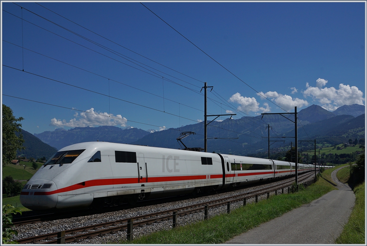 Der ICE 275 von Frankfurt zwischen Spiez und Faulensee.
14. August 2016