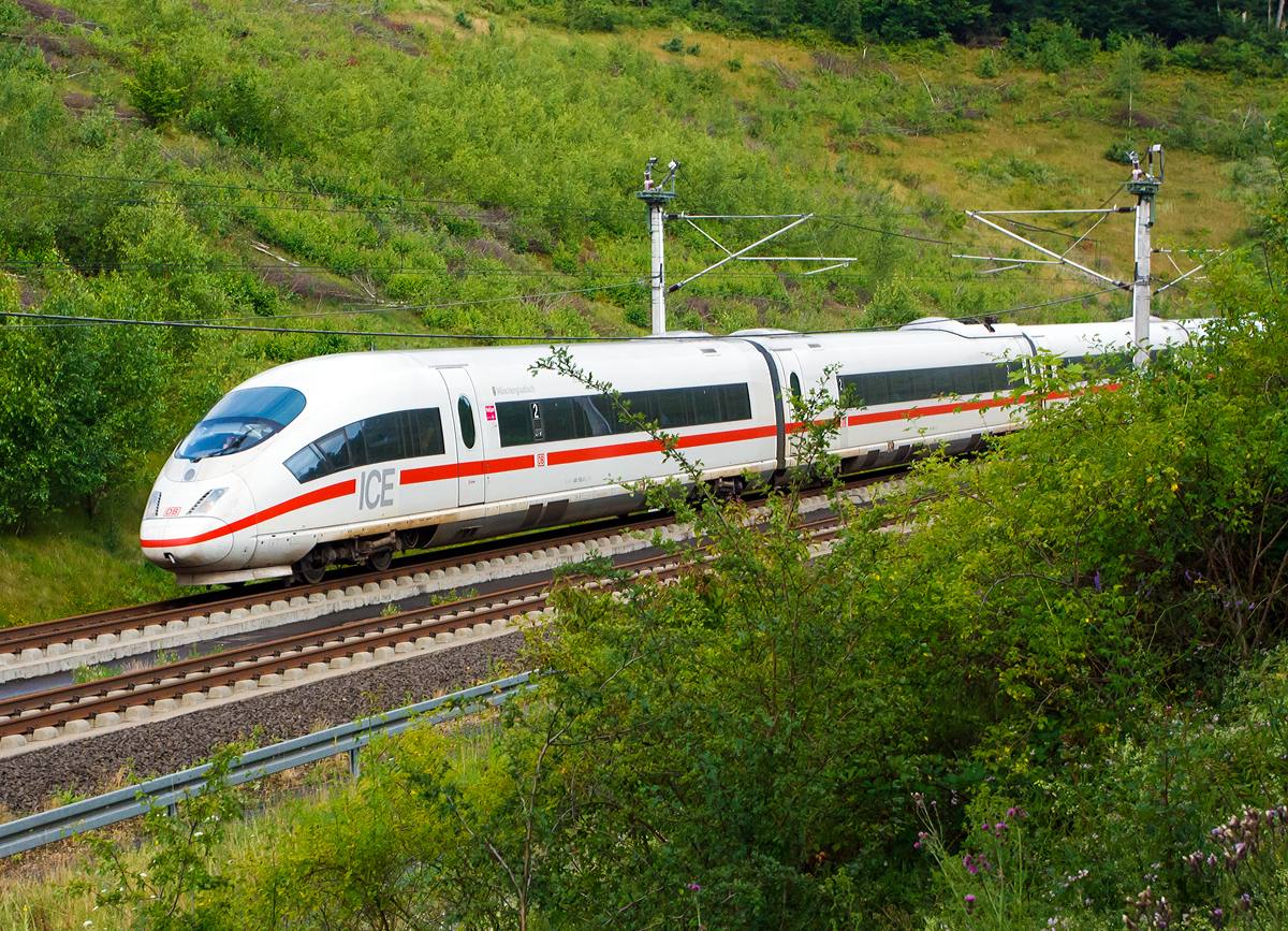 
Der ICE 3 (BR 403) - Tz 352  Mnchengladbach  rauscht am 14.07.2012 in Richtung Frankfurt am Main, hier aufgenommen von einem Parkplatz an der A3 bei Limburg. Die Schnellfahrstrecke Rhein/Main (KBS 472) verluft hier viel Kilometer entlang der Autobahn A3.