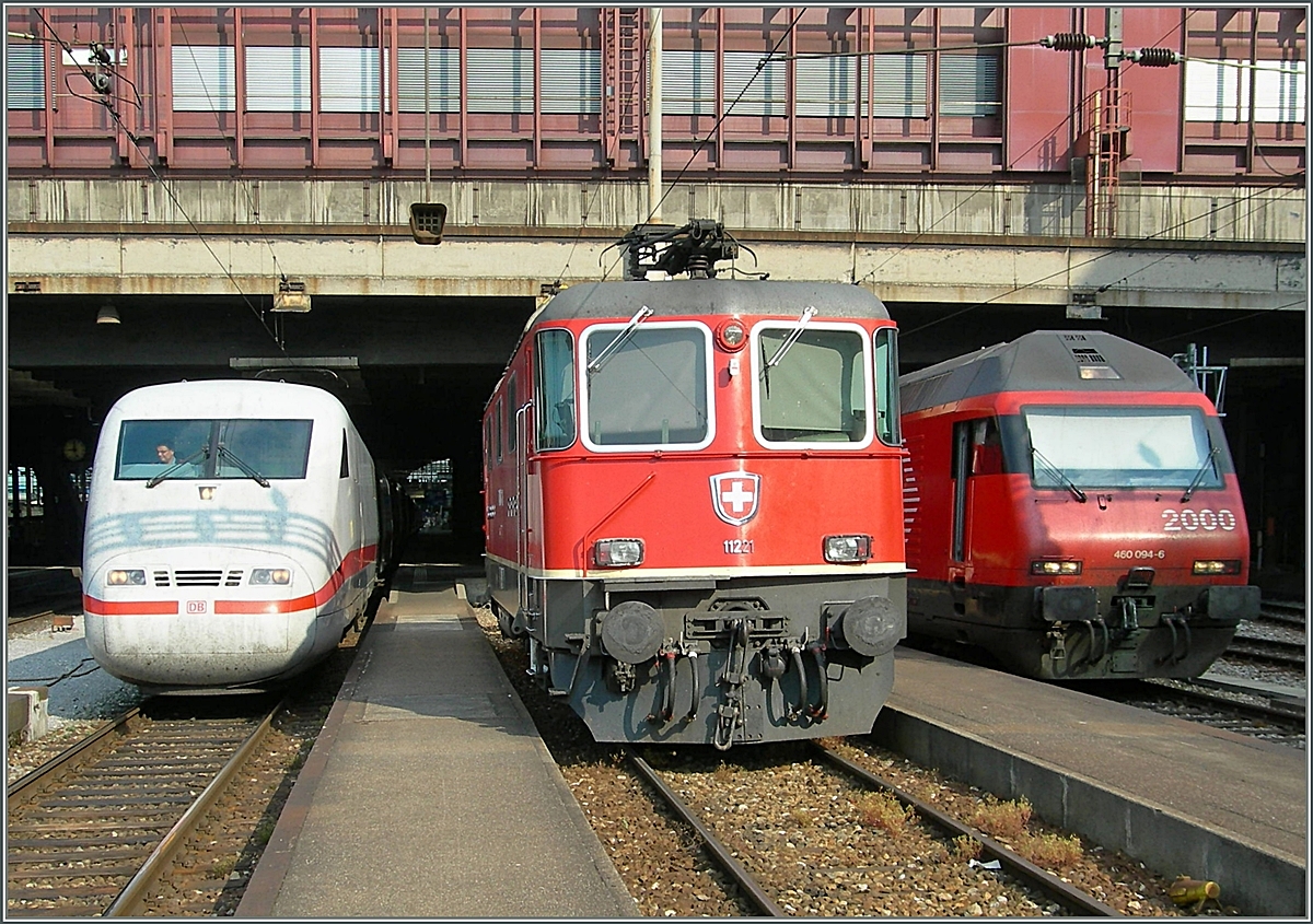 Der ICE 401 in Gesellschaft von SBB RE 4/4 II und Re 460 in Basel SBB.
5 Juli 2006