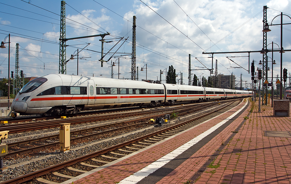 
Der ICE-T (BR 411) Tz 1109  Güstrow  am 27.08.2013 bei der Einfahrt in den Hbf Dresden.  

Diese Züge mit Neigetechnik wurden als Zubringer oder Ergänzung für das Intercity-Express-Netz der DB beschafft. Die Züge sollten ursprünglich unter der Gattung InterCity (anfangs auch Interregio) verkehren, wurden später jedoch zum ICE umgezeichnet. So wurden sie bis Anfang 1999 als ICT (InterCity-Triebzug) bezeichnet, und erst in den Wochen vor der Inbetriebnahme 1999 zum ICE umgezeichnet, sie haben eine Höchstgeschwindigkeit 230 km/h. 

Es handelt sich um betrieblich nicht trennbare Elektrotriebzüge. Sie sind nicht für den Einsatz auf Hochgeschwindigkeitsstrecken, sondern auf Ausbaustrecken ausgelegt. Da die Geometrie dieser Ausbaustrecken weit mehr Steigungen und Kurven aufweist, kommt eine Neigetechnik zum Einsatz. Die Siebenteiligen ICE-T (BR 411) können in Doppeltraktion verkehren, die Fünfteiler (BR 415) darüber hinaus in Dreifachtraktion. 

Die Neigetechnik:
Ein Novum für ICE-Züge ist die Neigetechnik, die auch im italienischen Pendolino ETR 460 / ETR 470 steckt. Mit ihr kann sich der ICE-T um 8 Grad in die Kurve neigen und sie bis zu 30 Prozent schneller durchfahren als konventionelle Züge. Die Neigetechnik mit dazugehörigem, stahlgefederten Drehgestell wurde in Italien hergestellt. Im Gegensatz zum ICE 3 verzichteten die Ingenieure auf die Wirbelstrombremse. Stattdessen sorgen Schienenmagnetbremsen bei Vollbremsungen für die nötige Bremsverzögerung. Eine Wirbelstrombremse hätte auch wenig Sinn gemacht, da der ICE-T vor allem auf alten Strecken mit Holzschwellen und alten Achszählern verkehrt und diese Bremse Störungen verursacht hätte. Natürlich verfügt der ICE-T über eine generatorische und eine pneumatische Scheibenbremse mit zwei Bremsscheiben pro Achse. Die Antriebsleistung von 4 Megawatt beim elektrischen ICE-T reicht locker für eine anvisierte Höchstgeschwindigkeit von 230 km/h aus.

Technische Daten ICE-T (BR 411):
Herstellungskosten pro Zug: 11.76 Mio. Euro
Hersteller: Siemens, Bombardier, Alstom
Anzahl der Sitzplätze 1. / 2. Klasse / Restaurant: 53 / 305 / 24 (382 insg.)
Spurweite: 1435 mm
Stromsystem: 15 kV / 16,7 Hz
Technisch zugelassene Höchstgeschwindigkeit: 230 km/h
Bei Zulassungsfahrten erreichte der Zug: 253 km/h.
Antriebsleistung des Zuges: 4.000 kW ( 8 x 500 kW )
Beschleunigung des Zuges: 0,5 m/s²
Anfahrzugkraft: 200 kN
Anzahl der Achsen / davon angetrieben: 28 / 8
Achsformel: 2´2´+(1A)(A1)+(1A)(A1)+2´2´+ +(1A)(A1)+(1A)(A1)+2´2´
Länge der  Endwagen: 27.450 mm
Länge der Mittelwagen: 25.900 mm
Achslast: 14 t
Leergewicht: 368 t
Zuglänge: 185 m