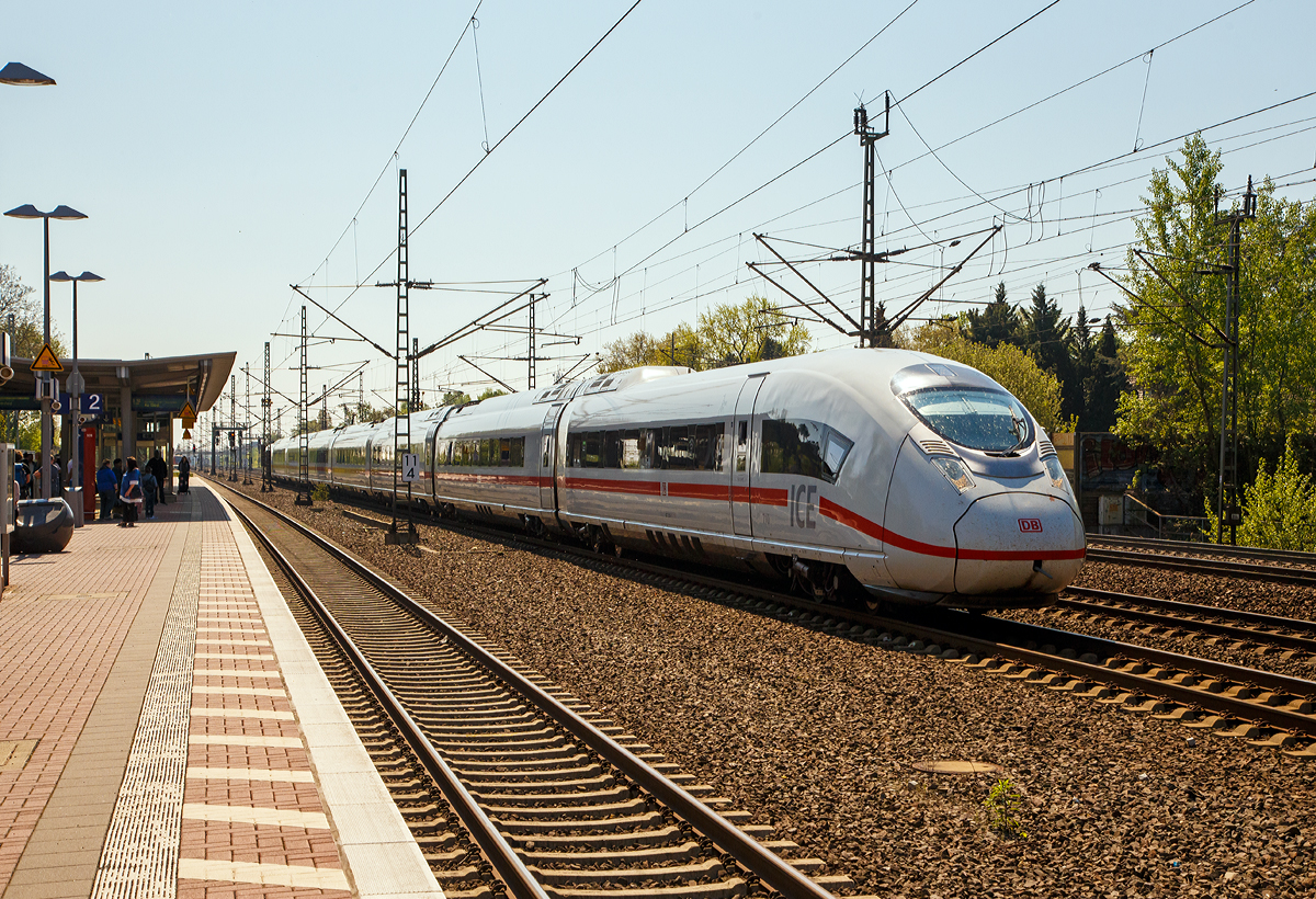 
Der ICE3 der BR 407 Tz 710, Siemens Velaro D, fährt am 21.04.2019 durch Köln-Porz in Richtung Köln.