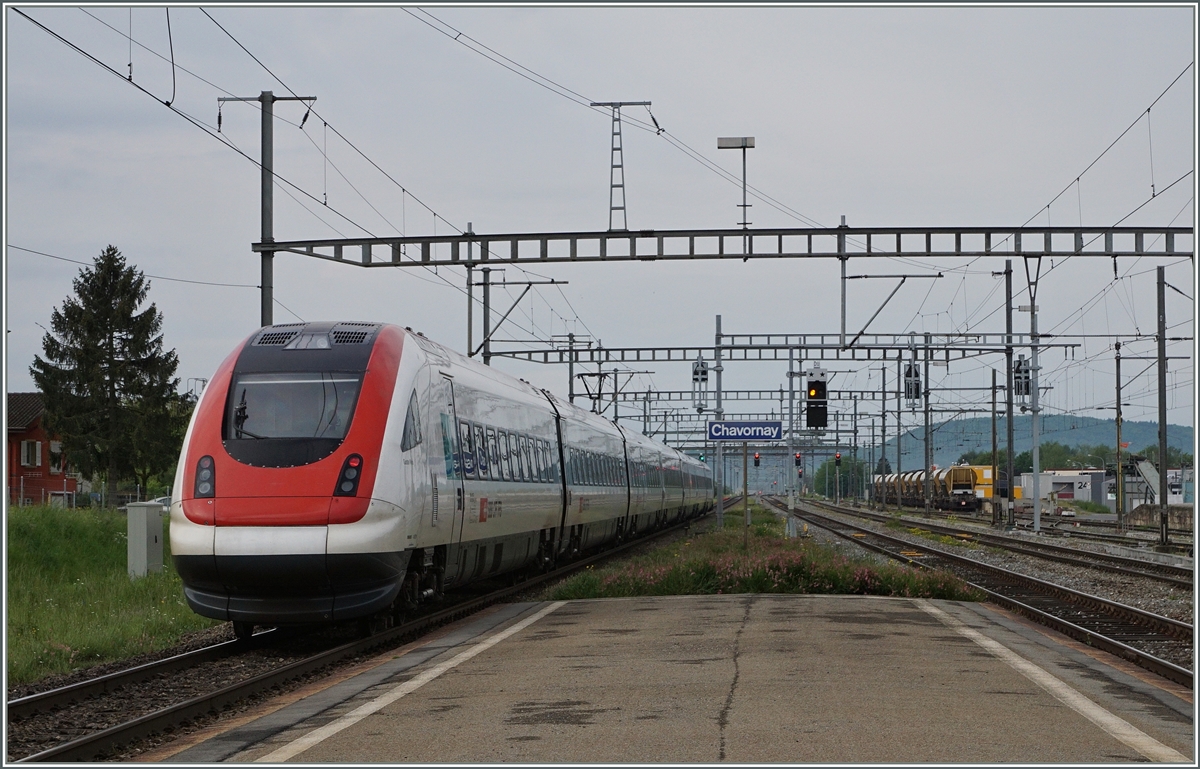 Der ICN 1508 von Zürich HB nach Lausanne bei der Durchfahrt in Chavornay.
14. Mai 2016