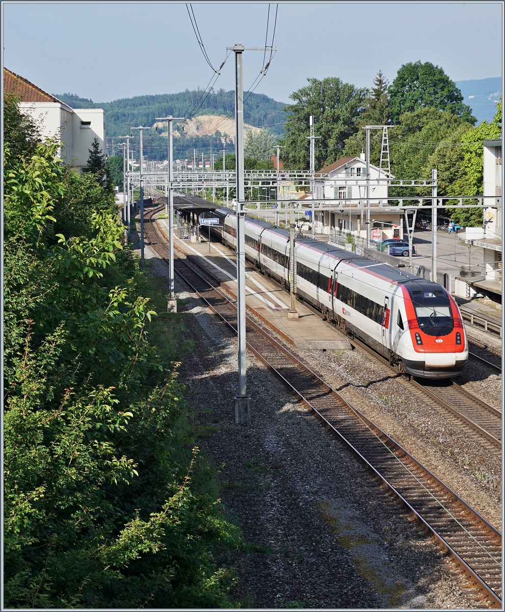 Der ICN 1510 auf dem Weg nach Lausanne bei der Durchfahrt in Lengnau. 

22. Juli 2019