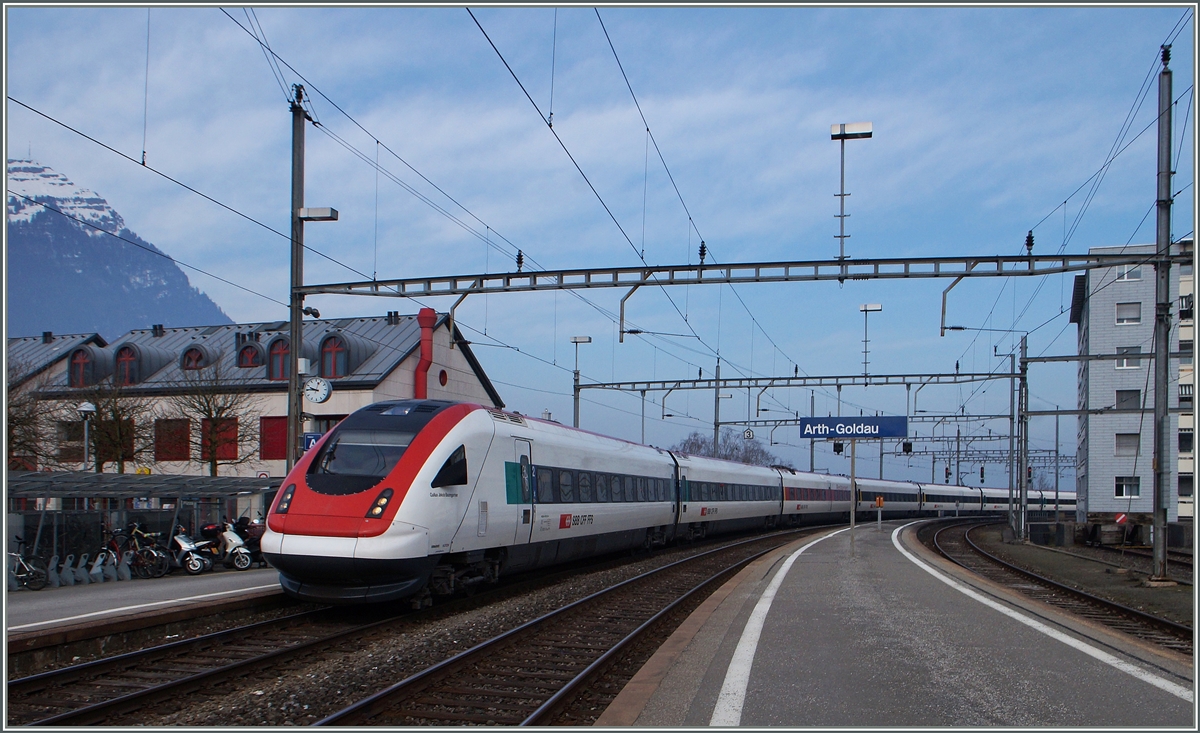 Der ICN 856 von Zürich nach Lugano erreicht Arth Goldau.
17. März 2015