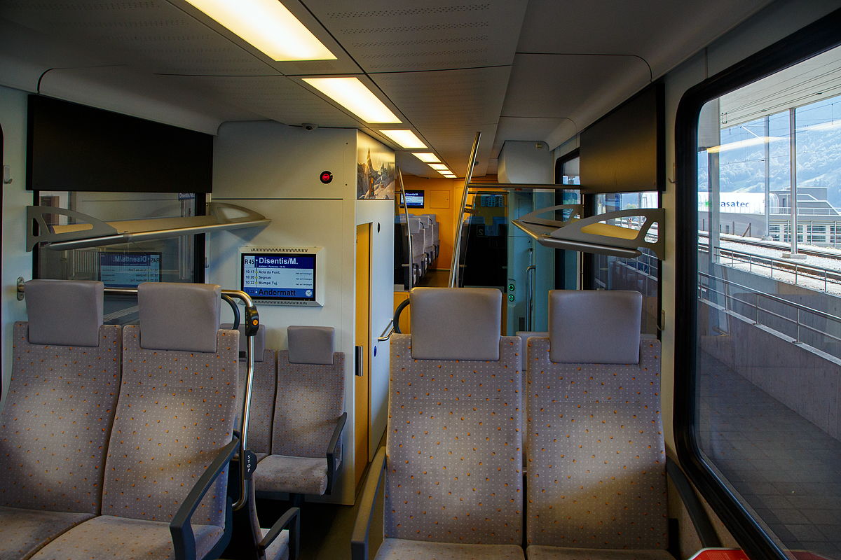 Der Innenraum / Interieur des Stadler Niederflur-Gelenksteuerwagen MGB ABt 2131, hier am 07.09.2021 im Bahnhof Disentis/Mustr. Diese Wagen sind passende Gelenksteuerwagen zu den Stadler Niederflur-Panoramatriebzgen „KOMET“ MGB ABDeh 4/8 bzw. ABDeh 4/10.