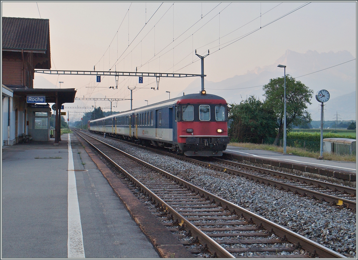 Der IR 1812 von Bex nach Genève Aéroport fährt in Roches VD ohne Halt durch. 
12. August 2015