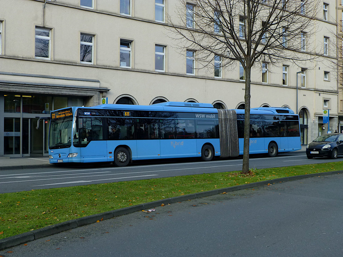 Der im Jahr 2012 angeschaffte zweite Hybrid-Bus der Wuppertaler Stadtwerke (Nr. 1259) ist im Jahr 2019 wieder auf der Linie 611 unterwegs, hier beim Halt in Barmen für dem Bahnhof. 20.11.2019.
