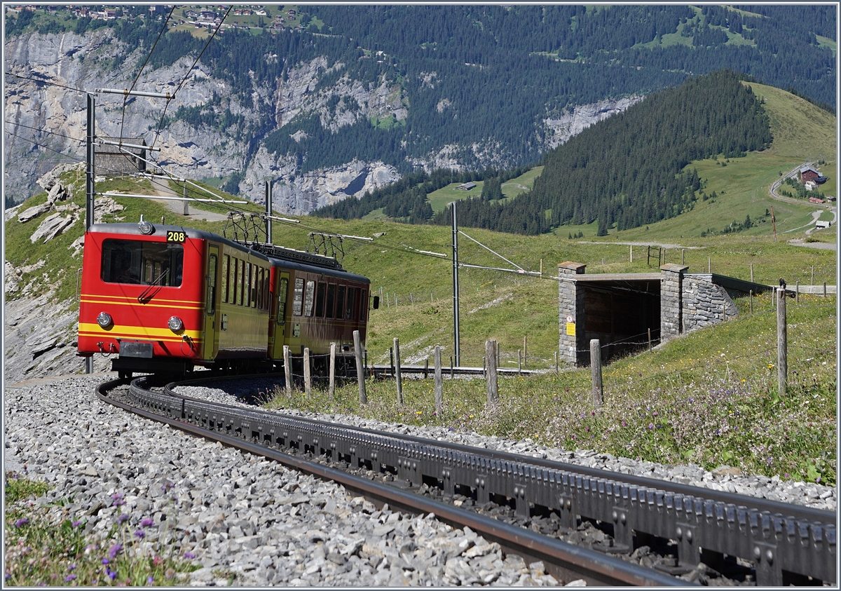 Der Jungfraubahn BDhe 2/4 mit seinem Bt hat die Station Eigergletscher verlassen und fährt nun Richtung Kleine Scheidegg.
8. August 2016