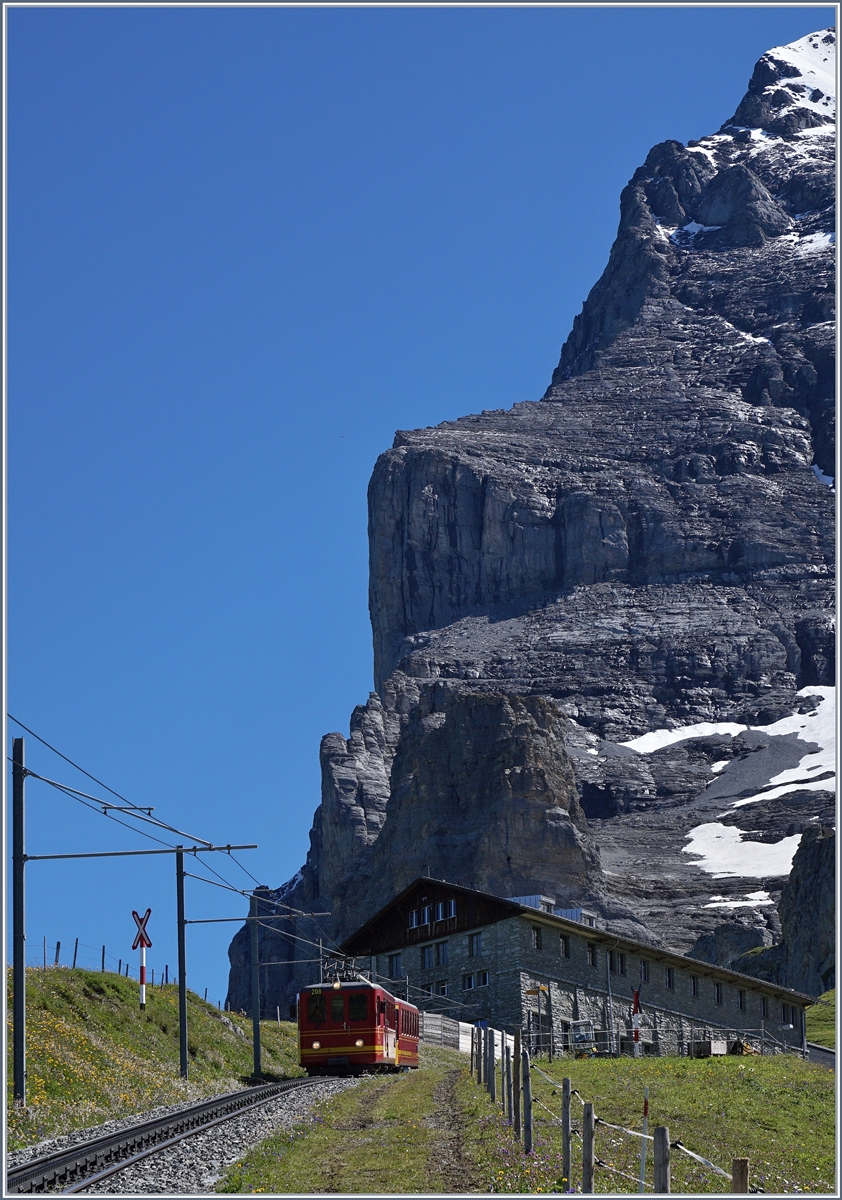 Der Jungfraubahn Bhe 2/4 mit seinem Bt hat die Station Eigergletscher verlassen und fährt nun Richtung Kleine Scheidegg. Im Hintergrund: die Eigernordwand
8. August 2016