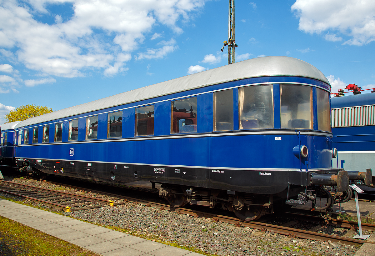 
Der Kanzelwagen „Blauen Enzian“ 51 80 89-53 901-0 der Gattung WGüge827, ex DB 51 80 89-43 500, ex Salon4üe 11700, ex 11 700 Nürnberg der Gattung AB4üe-38/50/54, am 09.04.2016 im DB Museum Koblenz.

Der Kanzelwagen wurde 1950 aus dem Salonwagen 10217 der Gattung Salon4üe-38/50 umgebaut, der wiederum 1940 aus dem Schürzenwagen 19347 der Gattung C4ü-38 entstanden war. 

Der als Kanzelwagen bezeichnete Reisezugwagen wurde 1940 als 3.Klasse Schnellzugwagen Bei der Deutschen Reichsbahn in Dienst gestellt. Nach dem Krieg wurde der Wagen zu einem Salonwagen für die Besatzungsmacht umgebaut. Als die Deutsche Bundesbahn Anfang der 1950er-Jahre wieder ein Netz hochwertiger Fernschnellzüge (FZ) nachdachte, wurde auch der vor dem Krieg zwischen Berlin und Dresden verkehrende Henschel-Wegmann-Zug wieder für diese Dienste aufgearbeitet und als Fernschnellzug „Blauen Enzian“ in Dienst gestellt. Dieser Zug verfügte über einen Wagen mit abgerundeter Aussichtskanzel. Da für die Verbindung Hamburg – München ein Wagenpark (Zuggarnitur) nicht ausreichte, wurde eine zweite Garnitur benötigt. Da man aber nur einen Henschel-Wegmann-Zug hatte, wurde der zweite Zug aus verschiedenen ehemaligen Salonwagen und 1. Klasse Wagen zusammengestellt. Der Zug sollte auch einen Wagen mit Aussichtskanzel erhalten und somit wurde einer der Salonwagen mit einer Aussichtskanzel ausgerüstet. Als der „Blauen Enzian“ einige Jahre später mit neuem Wagenmaterial, wegen der Umstellung auf das Zweiklassensystem (1956), ausgerüstet wurde, teilte man den Kanzelwagen der BD Stuttgart als Gesellschaftswagen zu. Dor war er bis 1985 im Einsatz und kam dann als historisches Fahrzeug zum DB Museum. Der Henschel Wegmannzug wurde hingegen ausgemustert und in den sechziger Jahren verschrottet.

TECHNISCHE DATEN:
Spurweite: 1.435 mm (Normalspur)
Länge über Puffer: 21.270 mm
Drehzapfenabstand: 14.270 mm
Gewicht: 37 t
Höchstgeschwindigkeit: 140 km/h
Sitzplätze: 27
Zugelassen für: Deutschland, Österreich und Schweiz
