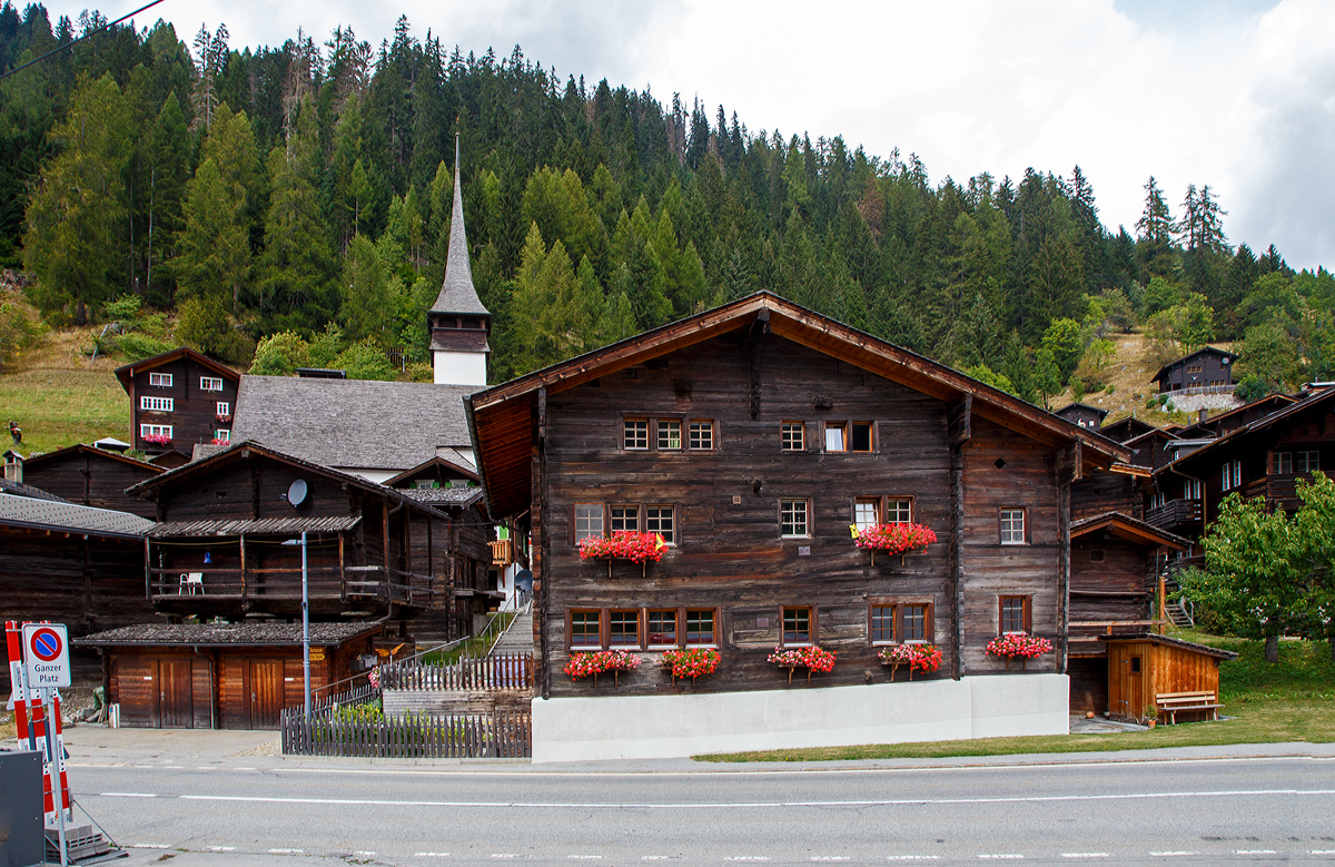 Der keine dorf Niederwald (1.243 m ü. M.) im Kanton Wallis (VS) an der Furka-Oberalp-Bahn (aus einem Zug heraus) am 07.09.2021.

Die Gassen und alten Häuser von Niederwald gehen bis ins 14. Jahrhundert zurück. Sein Aussehen hat sich in den letzten hundert Jahren kaum verändert. Historiker beschreiben es als einen der unberührtesten und charaktervollsten Orte des Goms. Die Entstehung verdankt es der alten Rottenbrücke, die 1250 erstmals erwähnt wurde. Hier wechselten die alten Saumwege von Ernen her kommend die Talseite. 

In Niederwald ist der Geburtsort (und die letzte Ruhestädte) von dem Hotelkönig César Ritz (1850 - 1918). 1898 konnte er als erstes seiner Luxushotels das Hotel Ritz in Paris eröffnen. Später folgte das Hotel Ritz in London und andere Hotels in weiteren Städten. Mit seiner Frau und seinem Sohn hat er in Niederwald seine letzte Ruhestätte gefunden. Sein Denkmal, Grab und Geburtshaus sind sehenswert. 
