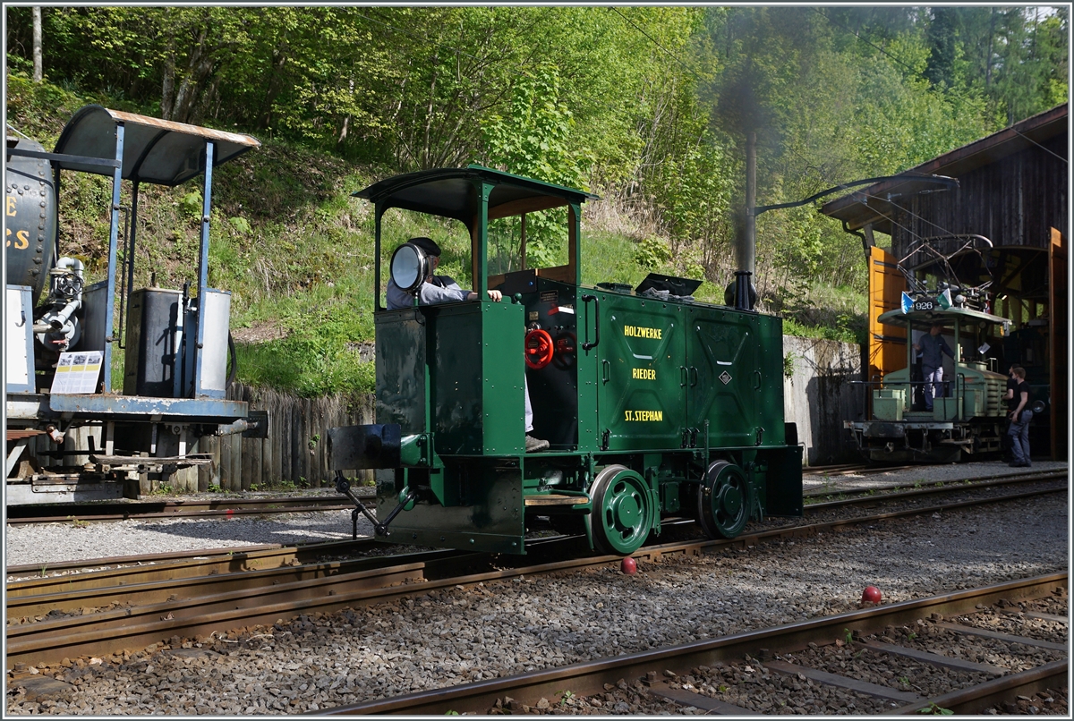 Der kleine Schienentraktor Tm 2/2 (Orenstein&Koppel 1930) steht in Chaulin und hat an diesem Tag den Rangierdienst übernommen. 

23. Mai 2021