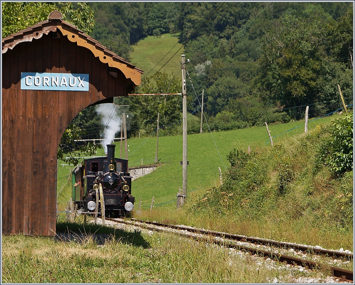 Der kleine Zug nun etwas näher: die Blonay-Chamby G 3/3 N°6 schleppt bei der Haltestelle Cornaux ihren Zug Richtung Chamby. 

11. August 2019