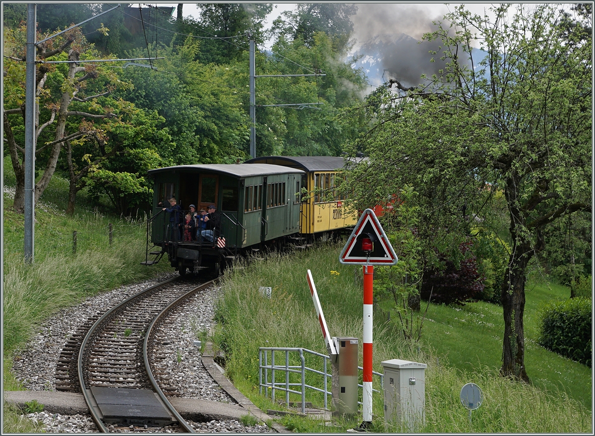 Der kleine Zug verschwindet hinter den Bäumen, das dampfen und Pfeifen sind die letzten Wahrnehmungen des erlebnisreichen und langen Festival Suisse de la vapeur, welches mich dieses Jahr sogar bis nach Neuchâtel führte. 
Möge auch 2017 oder in den folgenden Jahren die Möglichkeit bestehen, so eindrucksvoll in die Vergangenheit des Bahnbetriebes eintauchen zu dürfen. 
Danke Blonay - Chamby für die schöne Zeit.
16. Mai 2016