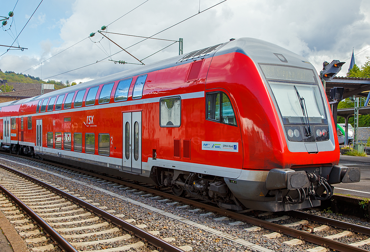 
Der Klimatisierter Doppelstock-Steuerwagen 2. Klasse (DoSto-Steuerwagen) D-DB 50 80 86 -75 028-0  DBpbzf 763.6 am 04.05.2019 im Bahnhof Betzdorf/Sieg am Zugschluss des RE 9 (rsx - Rhein-Sieg-Express).

Ab 1999 wurden die neu beschafften Steuerwagen mit einem vergrerten behindertengerechtem WC ausgestattet, welches die Bauart DBpbzfa 763.6 charakterisiert. Derzeit sind Wagen dieser Bauart nur in Hessen und Nordrhein-Westfalen beheimatet.Der Wagen ist klimatisiert, besitzt BiLED-Anzeigen und ist fr 160 km/h zugelassen. 

TECHNISCHE DATEN: 
Spurweite: 1.435 mm
Lnge ber Puffer:  27.270 mm
Wagenkastenlnge:  26.660 mm
Wagenkastenbreite:  2.784 mm
Hhe ber Schienenoberkante: 4.631 mm
Drehzapfenabstand:  20.000 mm
Achsstand im Drehgestell:  2.500 mm
Drehgestellbauart:  Grlitz VIII
Leergewicht:  52 t
Hchstgeschwindigkeit:  160 km/h
Bremsbauart:  KE-PR-A-Mg-mZ (D) [ep|NB]
Sitzpltze:  101 (2. Klasse) und 2 Rollstuhlpltze
Toiletten:  1, behindertengerecht, geschlossenes System
Hersteller:  Deutsche Waggonbau AG (DWA), Werk Grlitz 
Baujahre: 1999 bis 2000
Bemerkungen: 1 Mehrzweckabteil