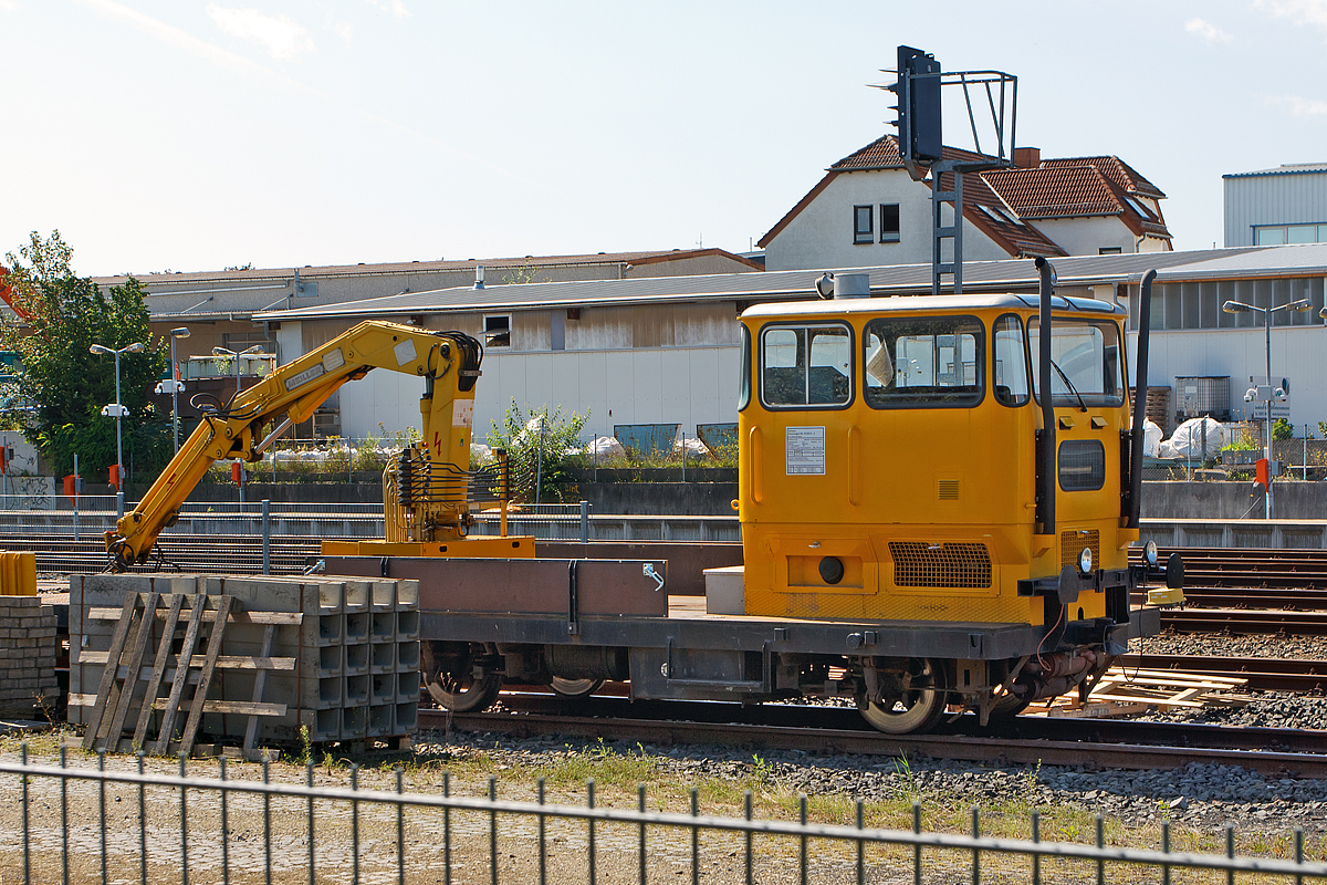 Der Klv 53 der Bauart BA 531 - Schwerer Rottenkraftwagen - mit der Schwer Kleinwagen Nr. 53 0574 – 3 der HLB Basis AG ist am 11.08.2014 beim Bahnhof Usingen abgestellt. Die Abkürzung Klv steht für Kleinwagen mit Verbrennungsmotor. Oft wird er auch als Skl 53 bezeichnet, wobei das Skl für Schwerkleinwagen steht.

Der Klv 53 0574 - 3 wurde 1977 von der ROBEL Bahnbaumaschinen GmbH in Freilassing unter der Fabriknummer 54.13-6-AA 239 (Typ Robel  53.13) gebaut und als 53.0574 an die Deutsche Bundesbahn geliefert.  Ab 1994 war er dann als Skl 53 0574-3 bei der DB Netz AG, bis Anfang der 2000ter  zur FKE - Frankfurt-Königsteiner Eisenbahn AG bzw. HLB Basis AG kam.

Die DB beschaffte in den Jahren 1964 bis 1981 840 Klv 53. Neun verschiedene Varianten des Rottenkraftwagen wurden gebaut. Gegenüber seinen Vorgängern hat er ein wesentlich größeres Führerhaus für einen Fahrer und 6 weitere Personen. Der Klv 53 kann unabhängig vom Fahrmotor über ein ölgefeuertes Luftheizgerät beheizt werden. Die ersten abgelieferten Fahrzeugen waren mit luftgekühlten KHD-Dieselmotoren ausgerüstet, anfangs 4-Zylinderreihenmotore, später 6-Zylinder-V-Motore der Baureihe F6L413. Das Führerhaus war an die Stirnseite gerückt, Motor und mechanisches 5-Ganggetriebe wurden unter das Führerhaus gelegt. Über ein Verteilergetriebe in Fahrzeugmitte, Gelenkwelle und Achsantrieb werden beide Radsätze angetrieben. 3 Fußpedale sind zur Regulierung der Motorleistung, Betätigung der Kupplung und der Bremse vorhanden.

Die Ladeflächenhöhe beträgt 820 mm. An der Führerhausseite sitzt eine Rammbohle mit ungefederten Puffern. Die Anhängerkupplungen stammen aus dem LKW-Bau. Gummischeiben und Stoßdämpfer sind als einfache Federung zwischen Achslagergehäuse und Fahrzeugrahmen vorhanden. Die Radsätze sind durch einseitige Achslenker am Rahmen befestigt. Die direkt wirkende Bremse (Wadi (D)) arbeitet pneumatisch auf alle Radsätze, die gleichzeitig als Bremsscheiben (Scheibenbrese) ausgebildet sind.

Am Ende der Ladefläche befindet sich ein hydraulischer Ladekran mit 50 kNm Lademoment (5 t), bei diesem ein Kran vom Typ Meiler MK 80 R DB. Der Kran ist drehbar im Kranfuß gelagert. Der Kran ist auf eine Hubhöhe von 4,3 m über SO begrenzt. Für besondere Einsätze - Maste stellen - kann diese Begrenzung ausgesetzt werden. 


Die Arbeitsgeschwindigkeit von 0 bis 2 km/h wird mit einem zusätzlichen hydrostatischem Antrieb erreicht.

Technische Daten von dem Klv 53 0574 – 3:
Spurweite: 1.435 mm (Normalspur)
Achsformel: B
Länge über Puffer: 6.870 mm
Achsabstand: 3.750 mm
Höchstgeschwindigkeit : 70 km/h
Eigengewicht: 8.100 kg
Nutzlast: 7.900 kg
Anhängelast: 42 t
Zur Mitfahrt zugel. Personen: 6
Motor: Deutz luftgekühlter 6-Zylinder-V-Dieselmotor  vom Typ F 6L 413 V
Motorleistung: 85 kW (116 PS)