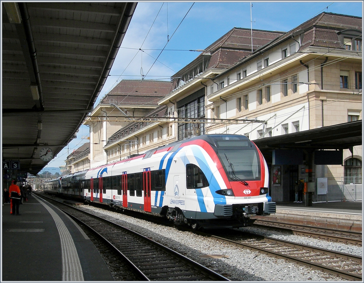 Der Léman Express 522 221 (UIC 94 85 0 522 221-6 CH-SBB) und ein weiterer stehen in Lausanne auf Gleis 2.
11. April 2018
