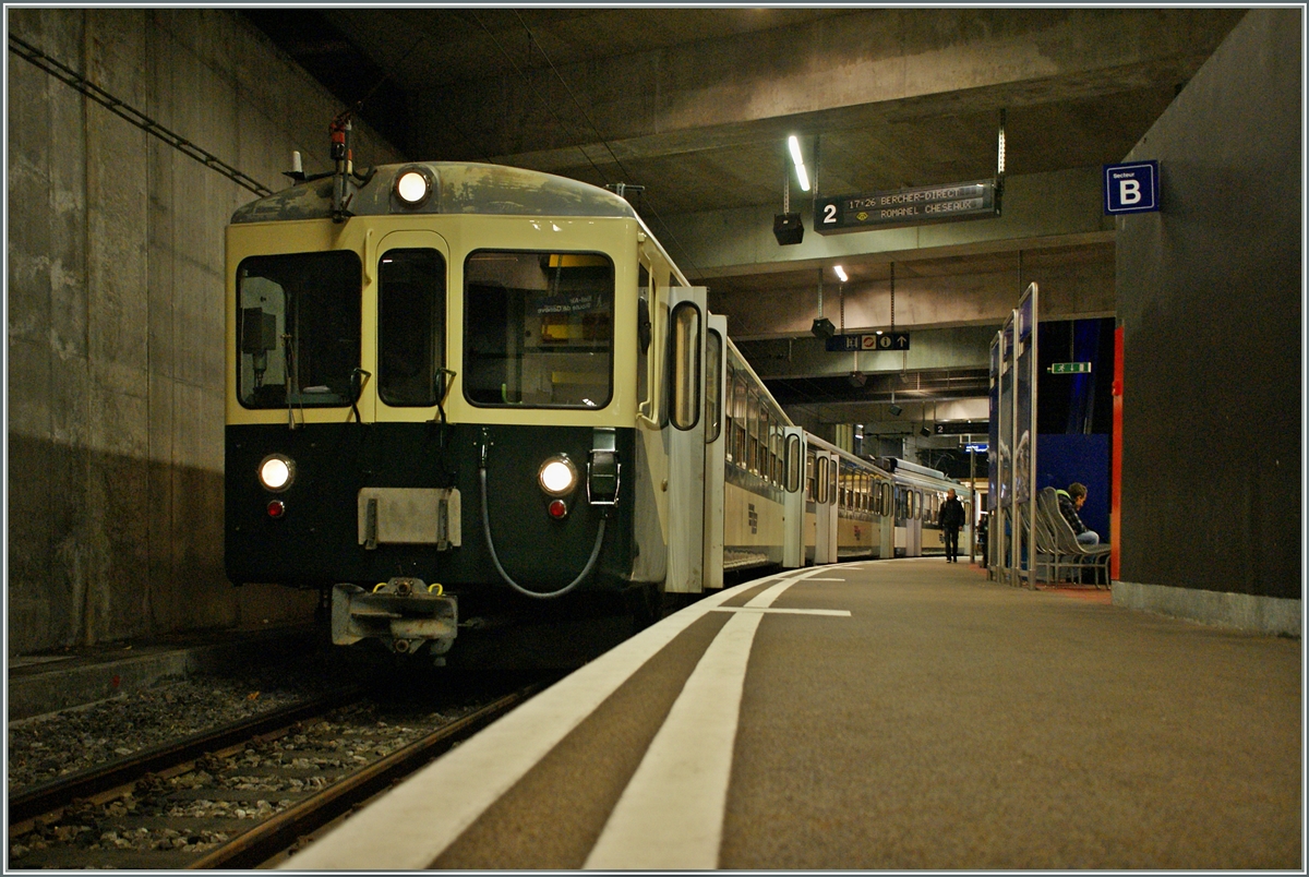 Der LEB Schnellzug 49 mit Bt, B und schiebendem Be4/4 N 27 in Lausanne Flon.
5. Nov. 2013