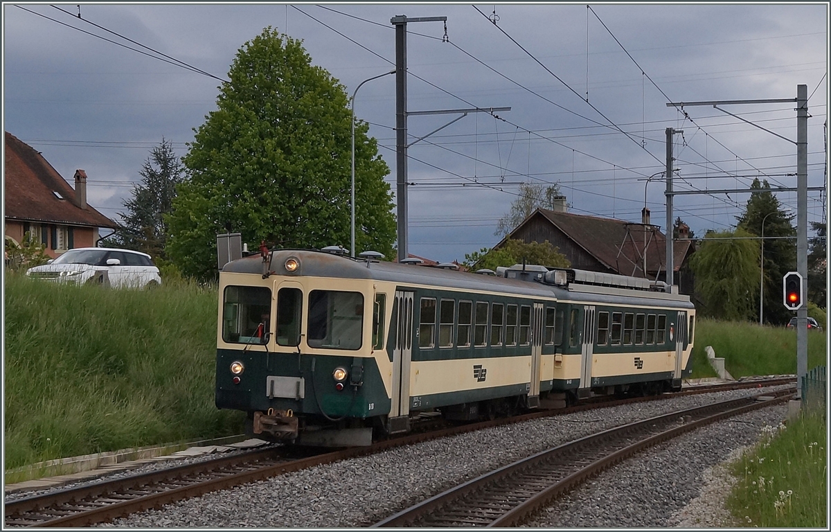 Der LEB Schnellzug 51 bestehenden aus Bt 151 und Be 4/4 26 erreicht Romanel S/Ls. 
25.04.2014