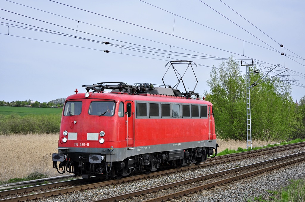 Der  LED-Falten-Panzer  110 491 rollt am 11.05.2015 durch Sildemow in Richtuing Schwerin.