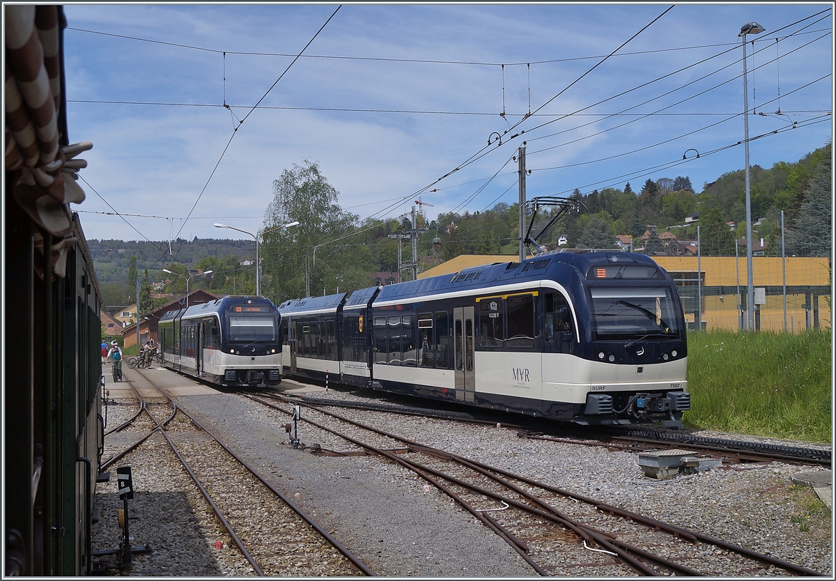 Der von Les Pleiades in Blonay eintreffende CEV MVR ABeh 2/6 7502 kreuzt seinen Gegenzug. 

9. Mai 2021