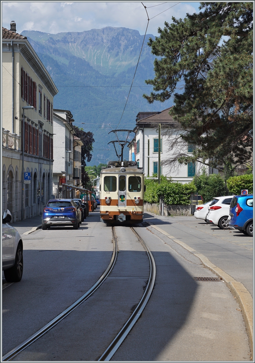 Der letzte braune AL Zug, bestehend aus dem AL Bt 351  Aigle  und dem AL BDeh 4/4 302  Leysin  ist in der Altstadt von Aigle auf der Fahrt zum Bahnhof von Aigle.

4. Juni 2023