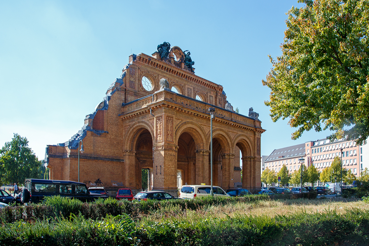 Der letzte erhaltene Rest vom Anhalter Bahnhof (Berlin), das Fragment des Bahnhofsportikus von der Straßenseite am 18.09.2018.

Berlin Anhalter Bahnhof war bis Mitte des 20. Jahrhunderts einer der wichtigsten Fernbahnhöfe in Berlin. Heute wird noch der gleichnamige Bahnhof der unterirdisch verkehrenden Nordsüd-S-Bahn betrieben.

Der Bahnhof war vor dem Zweiten Weltkrieg wichtigste Station für die Verbindungen nach Mittel- und Süddeutschland, Österreich und Italien. Das imposante Bahnhofsgebäude wurde bei den Luftangriffen der Alliierten stark zerstört. Die Reste der Anlagen wurden trotz starker Proteste in der Öffentlichkeit 1959 abgerissen. Heute erinnern das Fragment des Portikus und der unterirdische S-Bahnhof an den einst berühmten Fernbahnhof.

Der Kopfbahnhof lag am Askanischen Platz an der Stresemannstraße in der Nähe des Potsdamer Platzes im Westen des Ortsteils Berlin-Kreuzberg. Das erste Bahnhofsgebäude wurde direkt vor dem damaligen Anhalter Tor der Berliner Zollmauer von der Berlin-Anhaltischen Eisenbahn-Gesellschaft als Endpunkt der Bahnstrecke Berlin–Halle angelegt. Die „Anhalter Bahn“ verband Berlin mit dem Fürsten- bzw. Herzogtum Anhalt, heute Teil des Bundeslandes Sachsen-Anhalt.