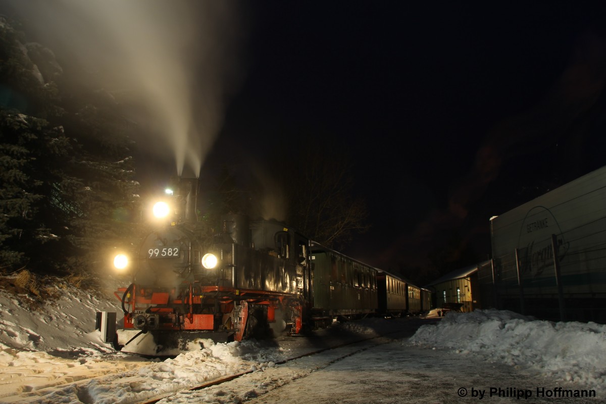 Der letzte Zug des Tages wartet in Sch�nheide Mitte auf die Weiterfahrt nach Sch�nheide S�d............ *tr�um*

99 582 nach der letzten Fahrt, kurz vor Rangierbeginn.
Bild des Monats Februar 2015