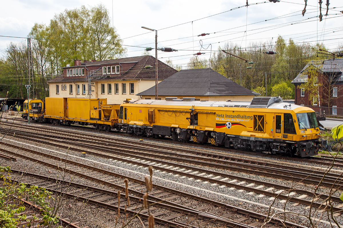 
Der LINSINGER Schienenfrszug SF 03 FFS, Schweres Nebenfahrzeug Nr. D-DB 97 33 07 003 18-4, der DB Netz AG (SFM 601  Da Vinci ), steht am 04.05.2015, mit dem Beiwagen 31 80 390 0 517-4 und dem GAF 100 R (Schweres Nebenfahrzeug Nr. 97 17 50 134 18-3) in Kreuztal. Das GAF 100 R wird als Steuerwagen verwendet.

Auch hochwertige Gleise unterliegen den „normalen“ Verschleiprozessen. Um die Betriebssicherheit, die Betriebskosten und den Fahrkomfort dauerhaft zu gewhrleisten und gering zu halten, mssen sie in regelmigen Abstnden wieder „in Form“ gebracht werden bzw. der Schienenkopf reprofiliert werden. Damit der Aufwand und die betrieblichen Strungen fr das Reprofilieren gering gehalten werden kann, werden diese hochmodernen Frszge eingesetzt. Die Bearbeitungsgeschwindigkeit liegt bei 8 bis 25 m/min, je dem wie viel abgefrst werden muss. Die Bearbeitungsgenauigkeit liegt bei:
Querprofilgenauigkeit +/- 0,1 mm  
Lngsprofilgenauigkeit 0,05 mm  
Oberflchenqualitt Ra = ca. 3m

Weitere Vorteile des Frsens sind:
Kein Funkenflug bei der Bearbeitung 
0,3 - 3 mm Frstiefe in einem Durchlauf bzw. berfahrt 
Fahrkante als Bezugskante whlbar 
Hhenkopierung zur Minimierung der Lngswelligkeit 
Profilform durch unterschiedliche Frsformwerkzeuge nderbar 
Bearbeitungsgeschwindigkeit bis zu 25 m/min 
Abrollgerusch des Rades auf der Schiene unter 46 dbA

Technische Daten das Frszuges 97 33 07 003 18-4 DB Netz SFM 601:    
Bauart: SF 03 FFS      
Hersteller: LINSINGER Maschinenbau Ges. m.b.H., Steyrermhl, sterreich
Fabriknummer: 3722-001     
Baujahr: 2004  
Spurweite: 1.435 mm (Normalspur)
Achsformel: Co´Co´    
Lnge ber Puffer:  23.800 mm
Drehzapfenabstand: 15.300 mm     
Eigengewicht:  120 t 
Radsatzfahrmasse: 20 t    
Hchstgeschwindigkeit: 100 km/h (Eigenantrieb oder geschleppt)
Zur Mitfahrt zugel Personen: 4 
Zugelassen fr Streckenklasse: CE und hher und CM4
Kleister befahrbarer Gleisbogen: R 150 m
EBA-Nummer: EBA 02 K 12 B 002       
Anzahl der Bearbeitungseinheiten (Frseinheiten): links und rechts je 3 Stck
Durchmesser der Messerkpfe (Frser): 600 mm

Technische Daten Beiwagen 31 80 390 0 517-4:
Lnge ber Puffer: 20.000 mm
uere Achsabstand: 18.500 mm
Eigengewicht: 24.730 kg

Technische Daten von dem GAF 100 R (97 17 50 134 18-3)
Hersteller: GBM (Gleisbaumechanik Brandenburg/H. GmbH)
Fabriknummer:  52.1.108 
Baujahr: 1996
Achsfolge: B
Lnge ber Puffer: 9.100 mm
Achsabstand: 4.800 mm
Hchstgeschwindigkeit (Hg): 100 km/h
Eigengewicht: 16 t
Zul. Anhngelast: 40 t, bzw. 80 t mit Regelzugeinrichtung dann Hg max. 60 km/h
Nutzlast : 5,0 t
Zur Mitfahrt zugel. Personen: 7
EBA-Nummer: EBA 96 P01 N007
Der Antrieb des zweiachsigen Fahrzeuges erfolgt von einem 6 Zylinder, wassergekhlten MAN D 0826 LOH 07 Dieselmotor mit 169 kW (230 PS) Leistung ber Lastschaltwendegetriebe auf die Radsatzgetriebe. 

Es ergibt sich eine gesamte Zuglnge von 52,9 m (23.8 + 20 + 9.1 m)