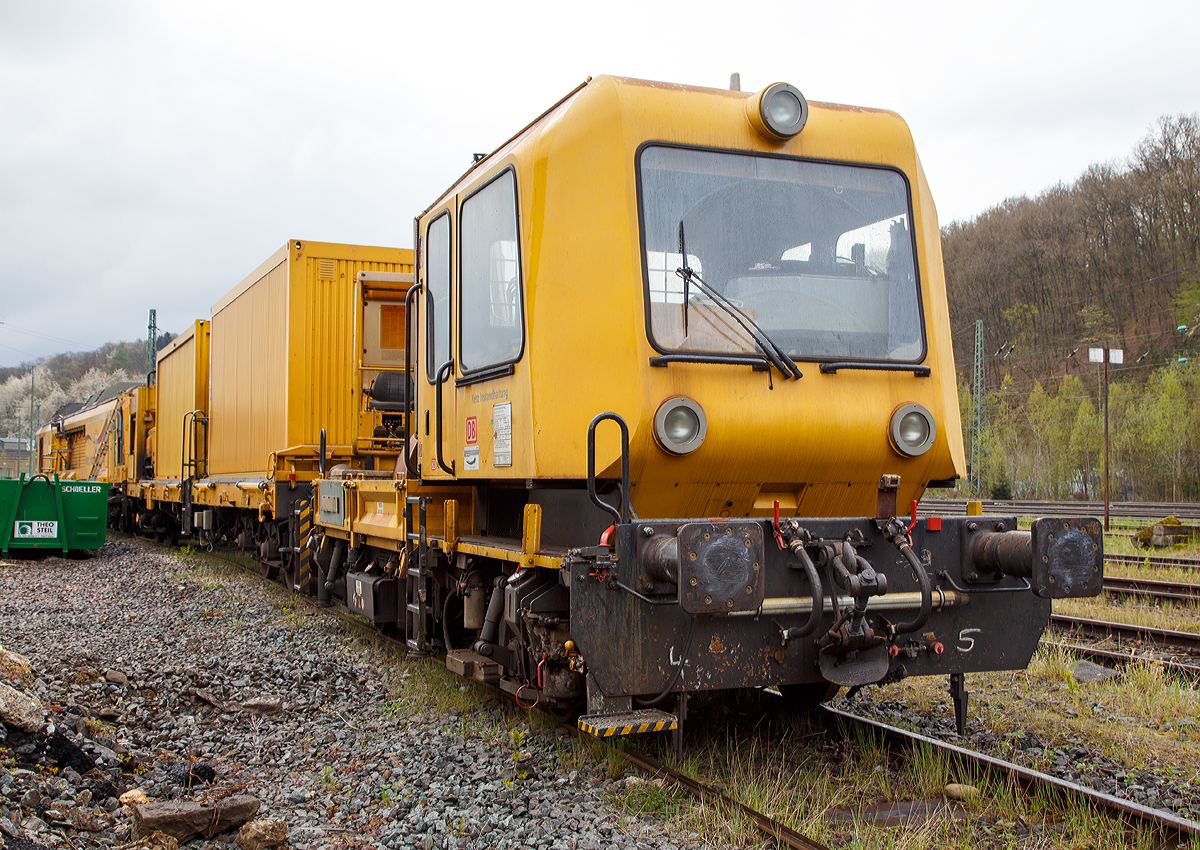 
Der LINSINGER Schienenfräszug SF 03 W-FFS, Schweres Nebenfahrzeug Nr. 97 33 07 005 18-9, der DB Netz AG (UFM 601), steht am 23.04.2016, mit dem Beiwagen 31 80 390 5 945-2 der Gattung Rs 680 und dem GAF 100 R (Schweres Nebenfahrzeug Nr. 97 17 50 137 18-6) in Betzdorf/Sieg. Das GAF 100 R wird als Steuerwagen verwendet.


Technische Daten das Fräszuges 97 33 07 005 18-9 DB Netz UFM 601 (Hinten):
Bauart: SF 03 W-FFS
Hersteller: LINSINGER Maschinenbau Ges. m.b.H., Steyrermühl, Österreich
Fabriknummer: OLC-001
Baujahr: 2008
Spurweite: 1.435 mm (Normalspur)
Achsformel: Co´Co´
Länge über Puffer: 23.800 mm
Drehzapfenabstand: 15.300 mm
Leistung:  675 kW
Eigengewicht: 114 t
Nutzlast: 6 t
Radsatzfahrmasse: 20 t
Höchstgeschwindigkeit: 100 km/h (Eigenantrieb oder geschleppt)
Zur Mitfahrt zugel. Personen: 4
Zulässige Anhängelast: 60 t
Zugelassen für Streckenklasse: CE und höher und CM4
Kleister befahrbarer Gleisbogen: R 150 m
EBA-Nummer: EBA 02 K 12 B 002
Anzahl der Bearbeitungseinheiten (Fräseinheiten): links und rechts je 3 Stück
Durchmesser der Messerköpfe (Fräser): 600 mm

Technische Daten Beiwagen 31 80 390 5 945-2 (Mitte):
Wagenbauart: Drehgestell-Flachwagen
Gattung: ähnlich Rs 680 (evtl. aus Umbau)
Länge über Puffer: 20.000 mm
Drehzapfenabstand: 13.000 mm
Achsabstand im Drehgestell: 2.000 mm
Länge der Ladefläche: 18.500 mm
Eigengewicht: 24.730 kg
Nutzlast: 30,5 t

Technische Daten von dem GAF 100 R - 97 17 50 137 18-6 (Vorne)
Hersteller: GBM (Gleisbaumechanik Brandenburg/H. GmbH)
Fabriknummer: 52.1.111
Baujahr: 1996
Achsfolge: B
Länge über Puffer: 9.100 mm
Achsabstand: 4.800 mm
Höchstgeschwindigkeit (Hg): 100 km/h
Eigengewicht: 16 t
Zul. Anhängelast: 40 t, bzw. 80 t mit Regelzugeinrichtung dann Hg. max. 60 km/h
Nutzlast : 5,0 t
Zur Mitfahrt zugel. Personen: 7
EBA-Nummer: EBA 96 P01 N010

Der Antrieb des zweiachsigen Fahrzeuges erfolgt von einem 6 Zylinder, wassergekühlten MAN D 0826 LOH 07 Dieselmotor mit 169 kW (230 PS) Leistung über Lastschaltwendegetriebe auf die Radsatzgetriebe
