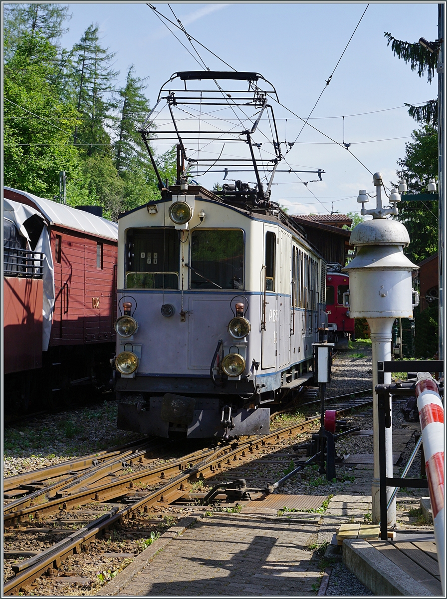 Der LLB ABFe 2/4 10 rangiert in Chaulin.

21. Mai 2022