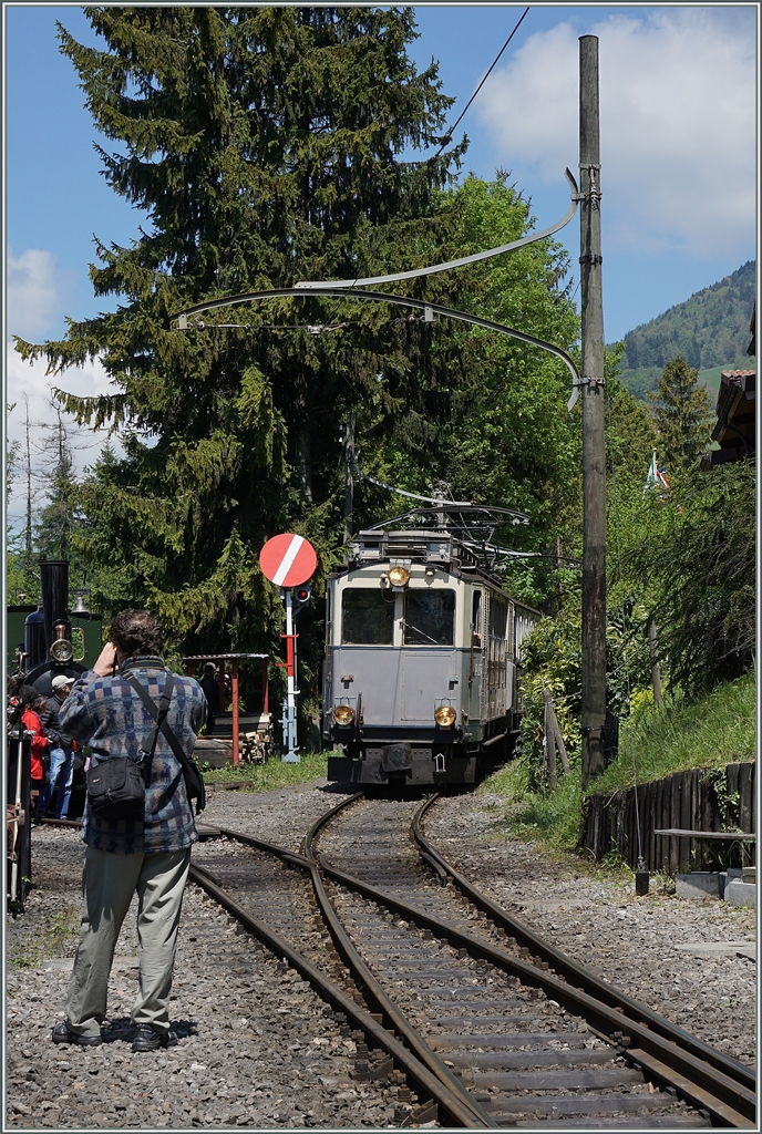 Der LLB ABFe 2/4 mit Beiwerk in Chaulin.
15. Mai 2016