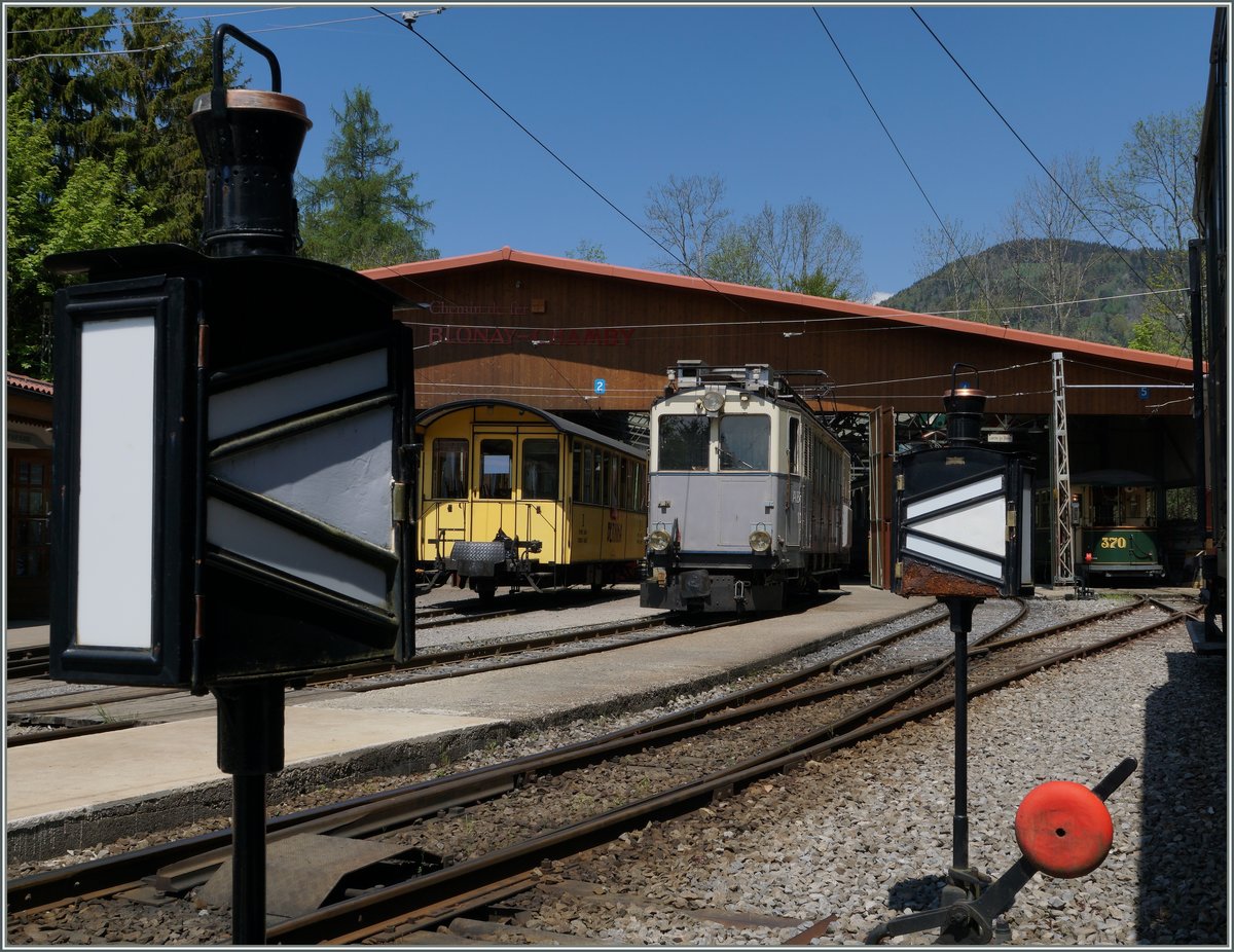 Der LLB ABFe 2/4 N 10 (Baujahr 1914) zwischen zwei Weichenlaternen in Chaulin.
8. Mai 2016