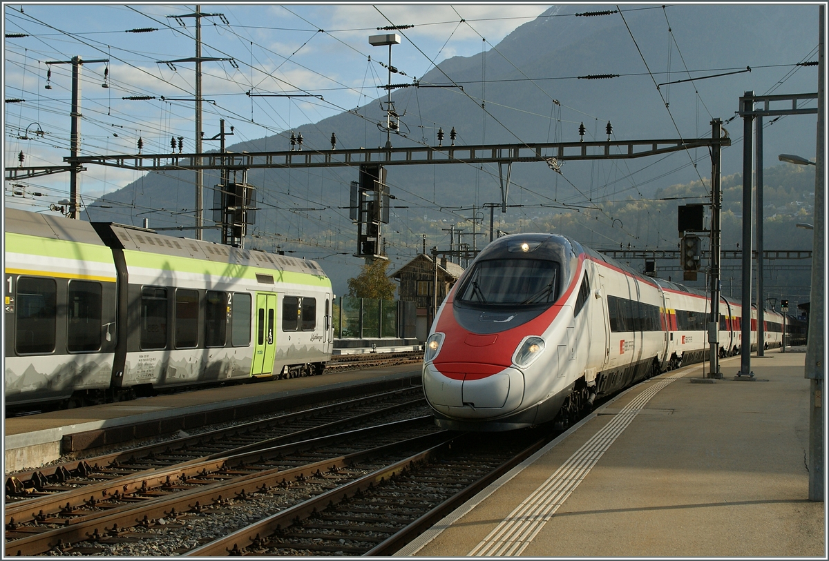 Der Ltschberger kommt, der ETR 610 fhrt aus. Erfreulich viel und bunter Betrieb herrscht in Brig. 
31.10.2013