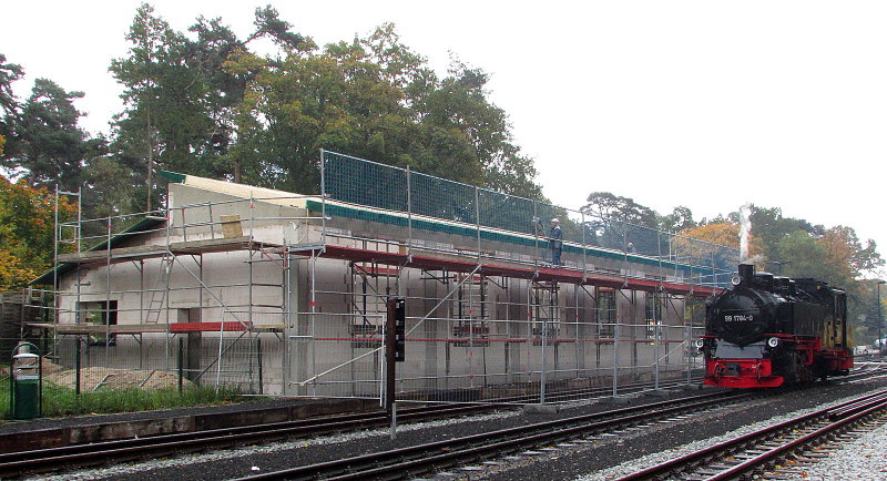 Der Lokschuppen G�hren und die 99 1784-0 in G�hren am 15.Okt.2013
