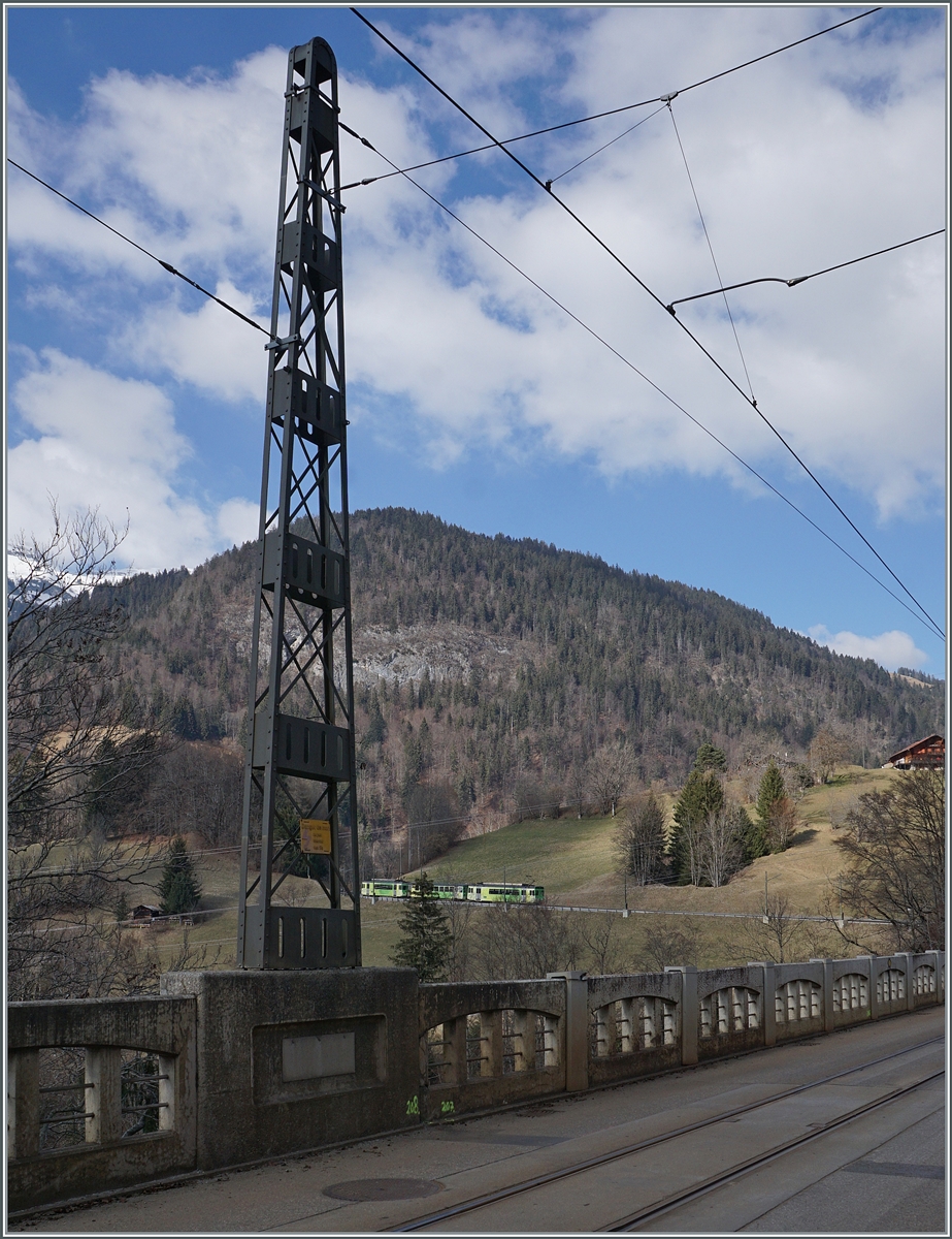 Der markante Fahrleitungsmast auf der Brücke bei Les Planches ist das eigentliche Sujet des Bildes, während im Hintergrund ein ASD Zug, bestehend aus einem BDe 4/4, einem Bt und einem weiteren BDe 4/4 in Richtung Le Sépey fahren. 

17. Feb. 2024