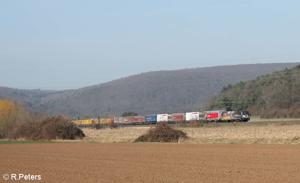 Der  Mauerfall  Taurus ES64 U2-060 alias 182 560 zieht ein Wechselpritschenzug bei Harbach durchs Maintal. 16.03.17