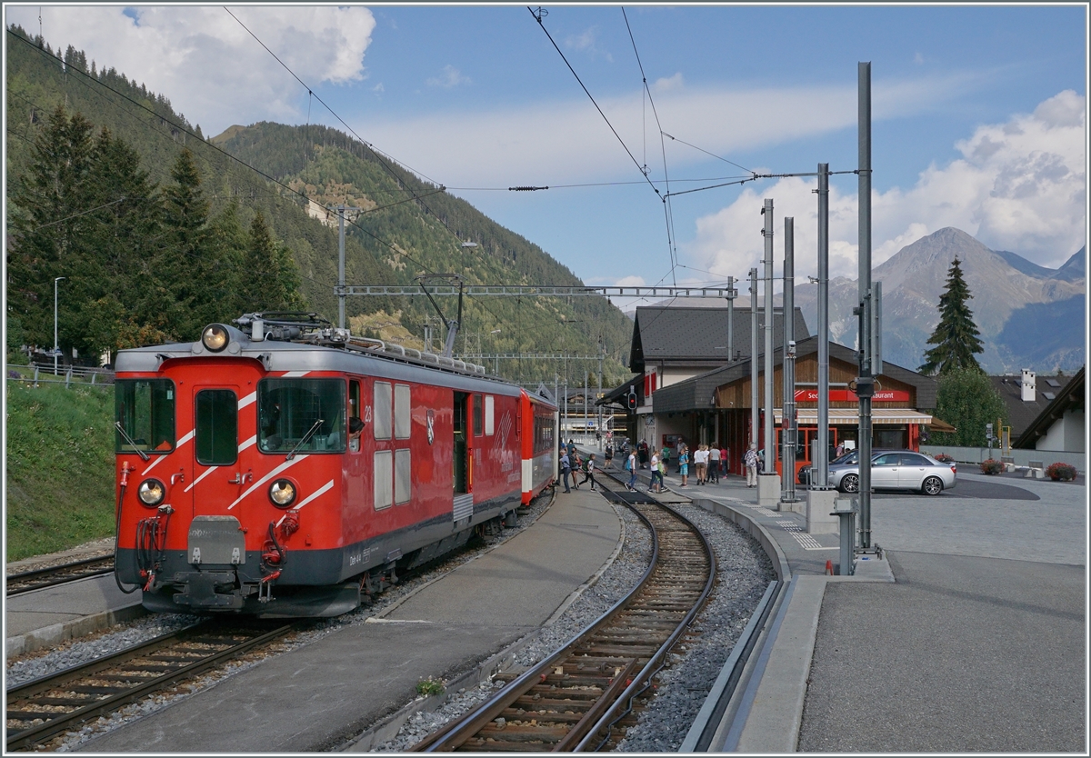 Der MBG Deh 4/4 23 verlässt mit seinem Regionalzug nach Andermatt den Bahnhof von Disentis. 

16. Sept. 2020