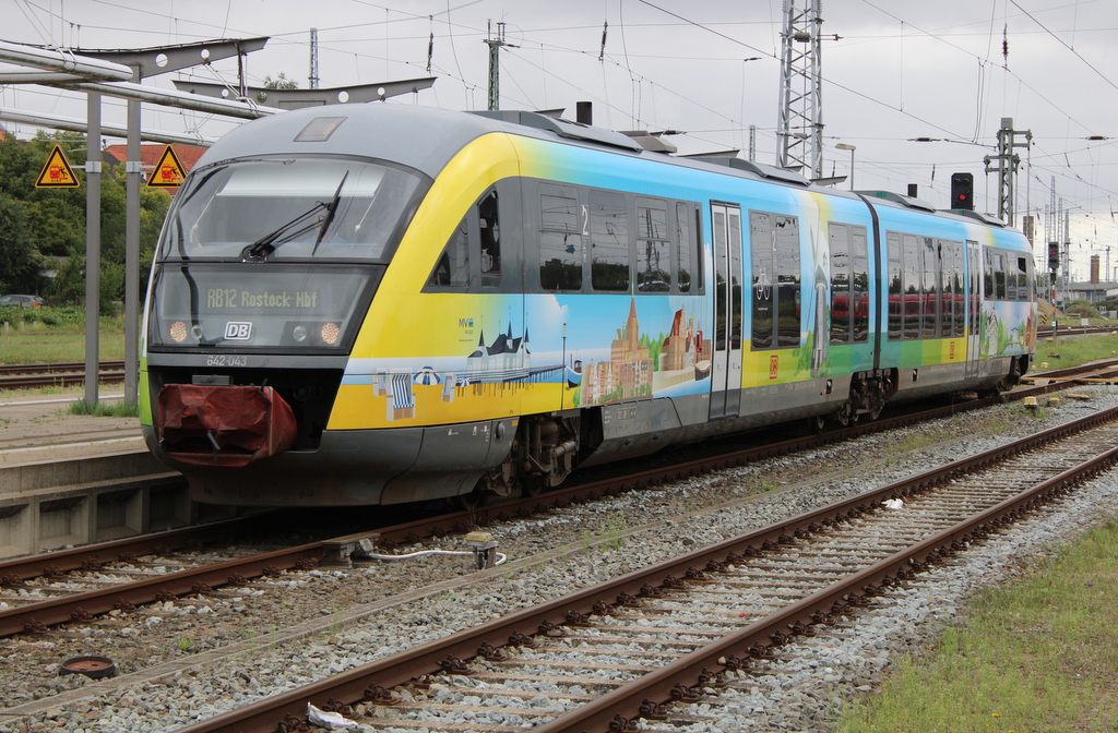 Der im Mecklenburg-Vorpommern Design gestaltete 642 043 als RB 12 von Graal-Müritz nach Rostock Hbf bei der Einfahrt im Rostocker Hbf.28.08.2022