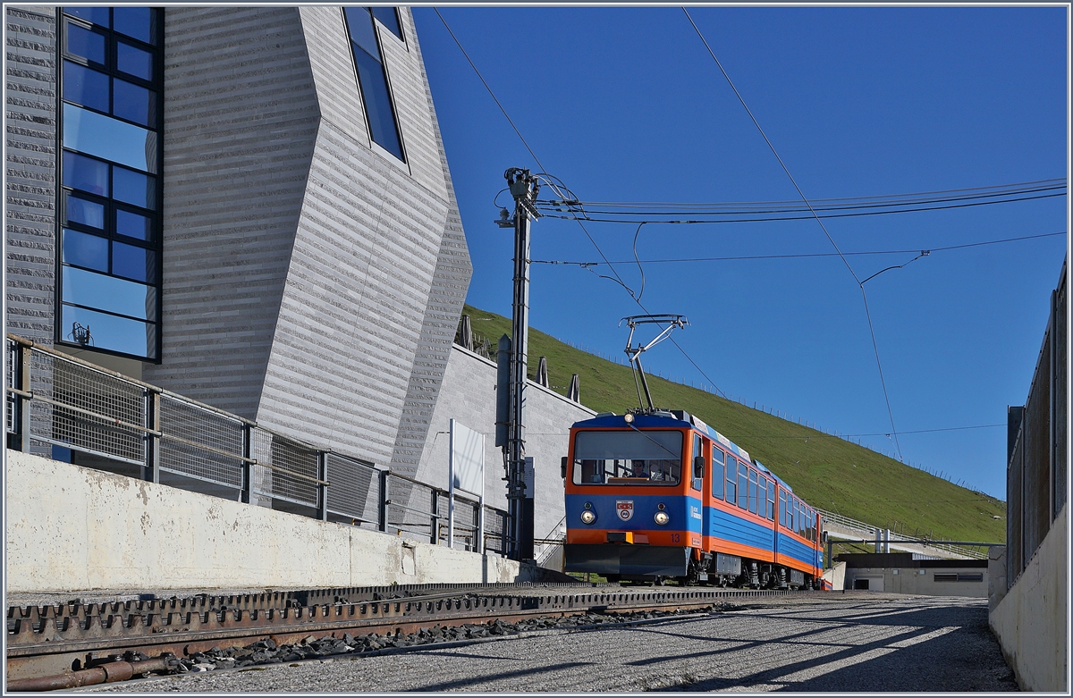 Der MG Bhe 4/8 13 wartet auf der Gipfelstation Generoso Vetta auf die Rückfahrt nach Capolago Riva San Vitale.
27. Sept. 2018