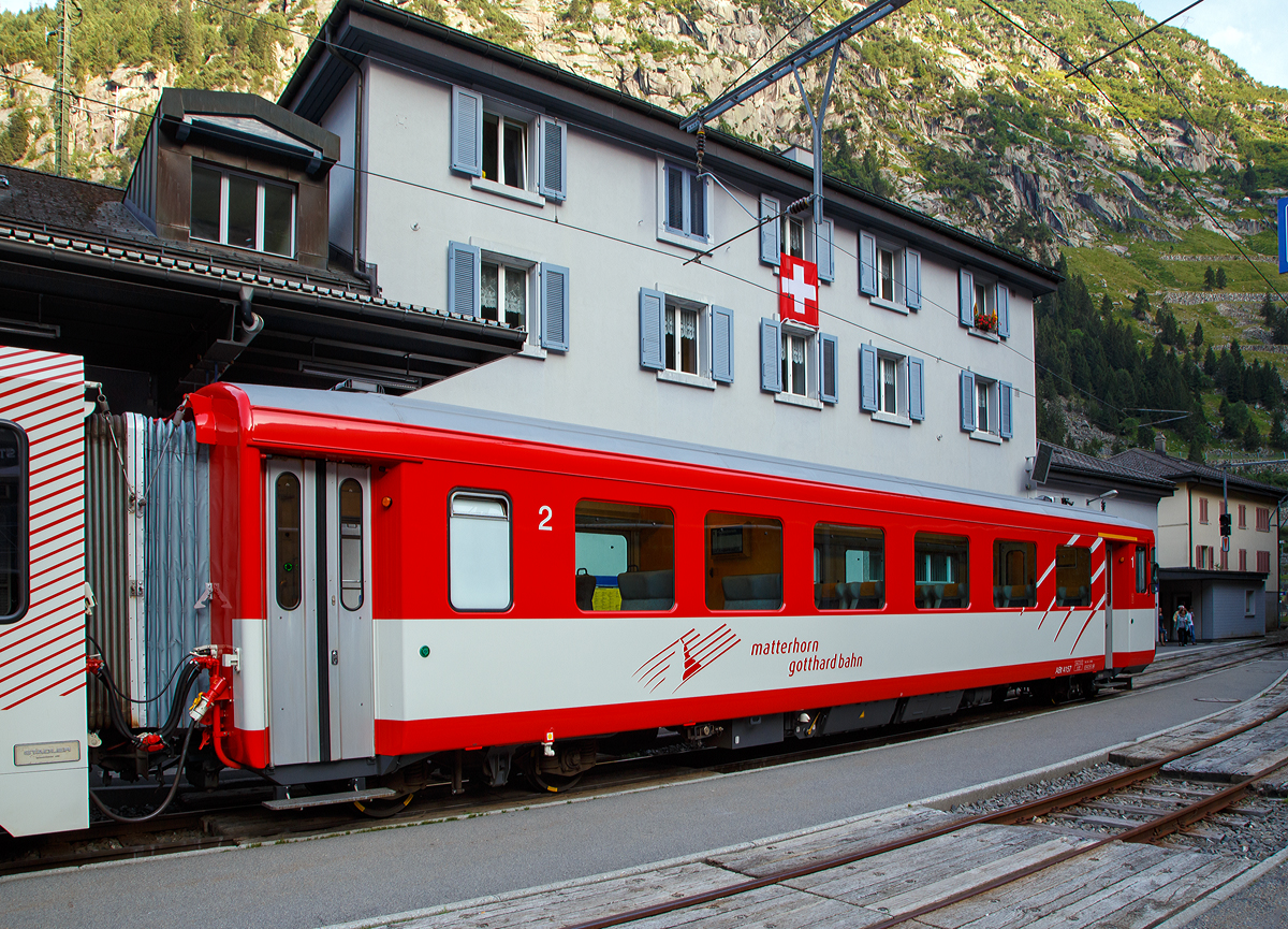 Der MGB 1./2. Klasse Steuerwagen ABt 4157 am 01.08.2019 im Bahnhof Gschenen im Zugverband.

Der Steuerwagen wurde 1980 von SIG (mech.) und BBC (elektr.) gebaut.

Technische Daten:
Spurweite: 1.000 mm
Lnge ber Puffer 17.910 mm
Drehgestelle: SIG-S
Eigengewicht: 15,8 t
Sitzpltze: 24 in der 1. und 15 in der 2. Klasse (30 Stehpltze)
Zul. Hchstgeschwindigkeit: 90 km/h
Zugelassen fr Netz der: MGB und RhB 