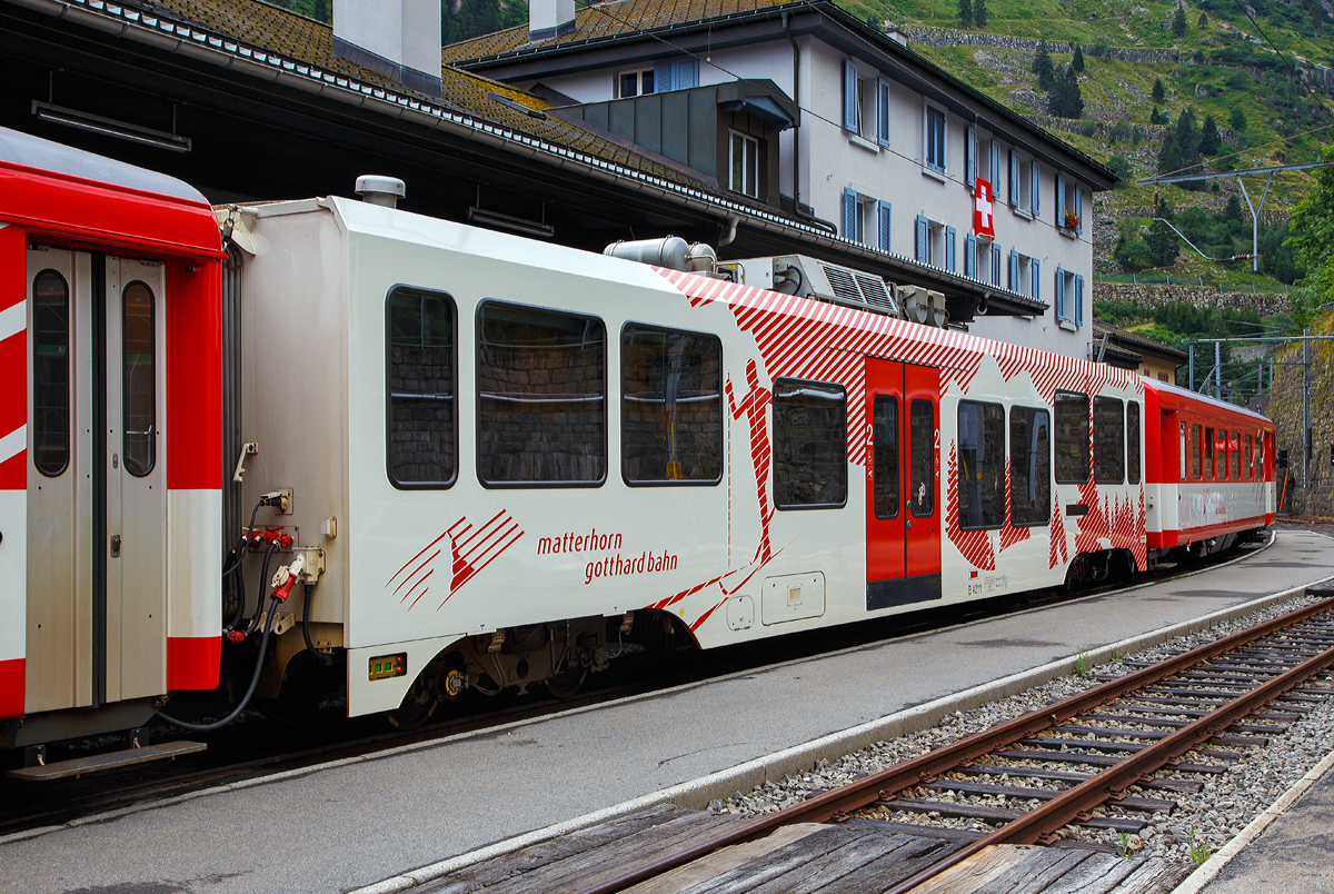 Der MGB 2. Klasse Stadler Niederflur-Zwischenwagen B 4211 am 02.08.2019 im Bahnhof Gschenen im Zugverband.

Stadler baute 2013 fr die Matterhorn-Gotthard-Bahn elf dieser klimatisierten Niederflurwagen B 4211 bis 4221, mit denen die Regionalzge behindertengerecht gemacht wurden. Die neuen Wagen sind am weien Anstrich mit Wintersportmotiven zu erkennen.

Technische Daten:
Spurweite: 1.000 mm
Lnge ber Puffer 18.280 mm
Drehzapfenabstand: 12.830
Achsabstand im Drehgestell: 1.800 mm
Laufraddurchmesser: 685 mm (neu) / 635 mm (abgenutzt)
Lnge Wagenkasten: 17.480 mm
Breite Wagenkasten: 2.650 mm
Hhe ber SOK: 3.780 mm
Eigengewicht: 17,9 t
Einstiegshhe (Schiebetritt): 380 mm
Fubodenhhe: 440 mm (NF) / 940 mm (HF) 
Lichte Einstiegsbreite: 1.600 mm 
Sitzpltze: 48 und 7 Klappsitze in der 2. Klasse (37 Stehpltze)
Zul. Hchstgeschwindigkeit: 90 km/h
Zugelassen fr Netz der: MGB 
