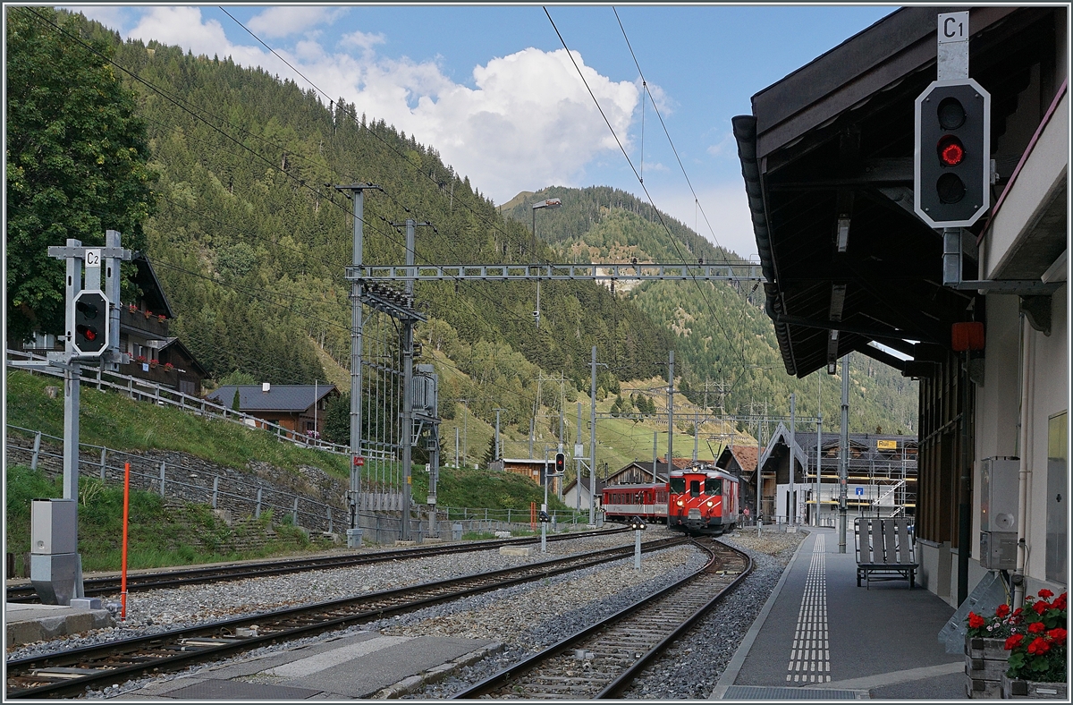 Der MGB De 4/4 I 23 erreicht mit einem Regionalzug von Disentis nach Andermatt die Station Sedrun.

16. Sept. 2020